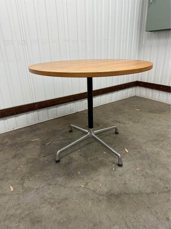 Herman Miller Eames Round Dining Table, Meeting Table - 900mm round