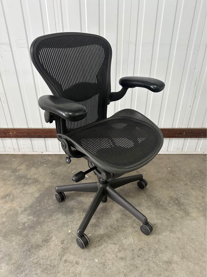 Herman Miller Aeron with armrest (Size A)