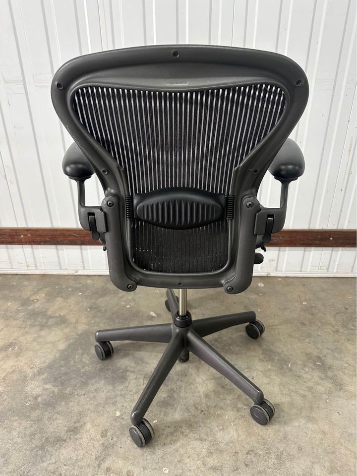 Herman Miller Aeron with armrest (Size A)