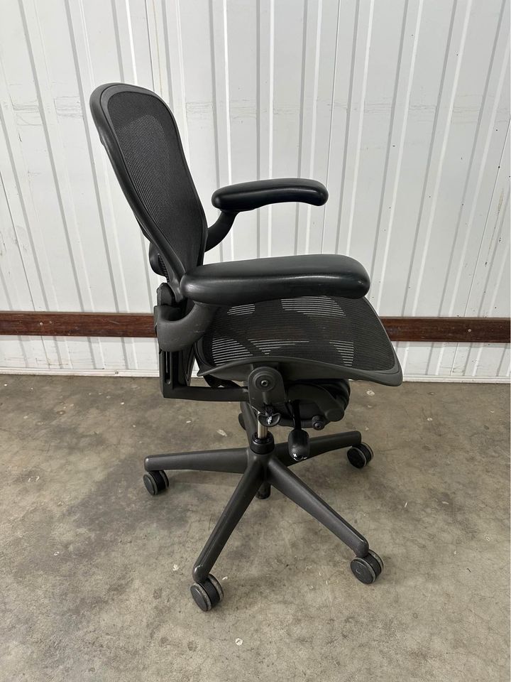 Herman Miller Aeron with armrest (Size A)