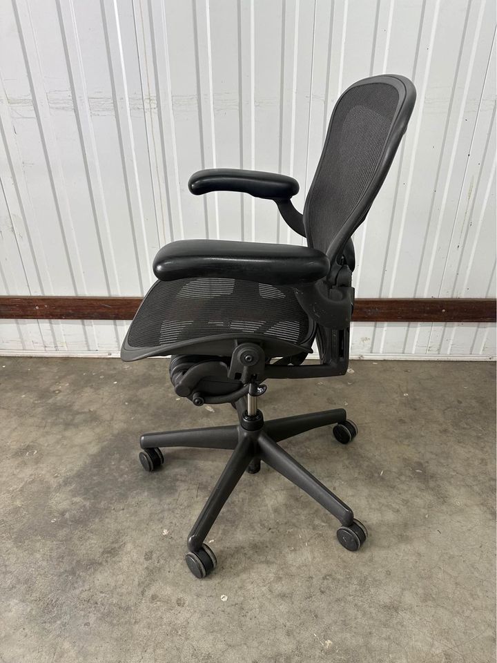 Herman Miller Aeron with armrest (Size A)