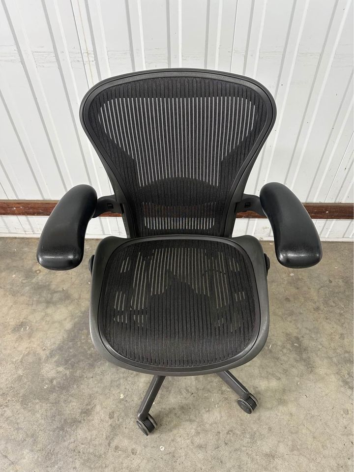 Herman Miller Aeron with armrest (Size A)