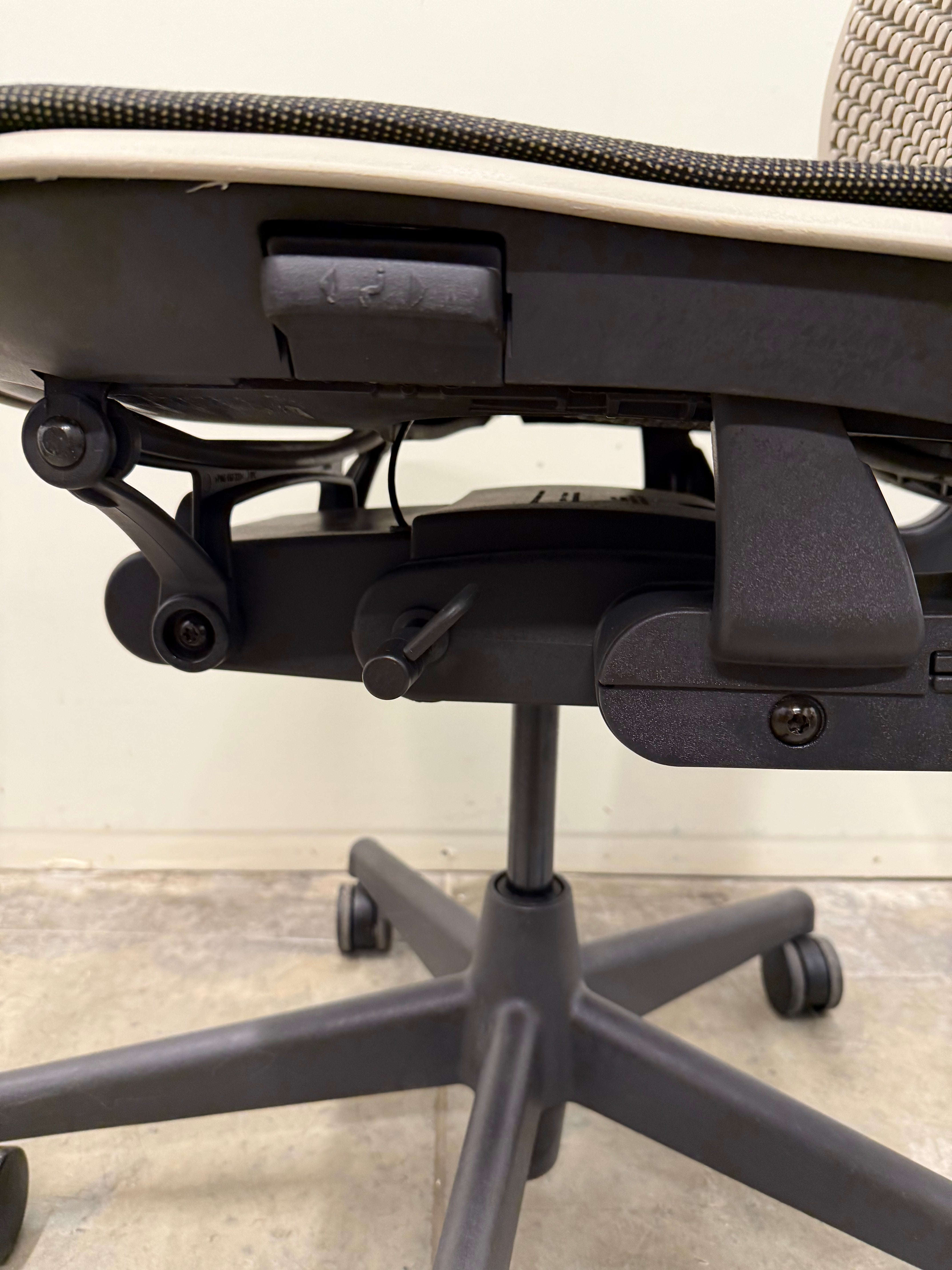 Herman miller Celle Chair – Iconic Ergonomic Design