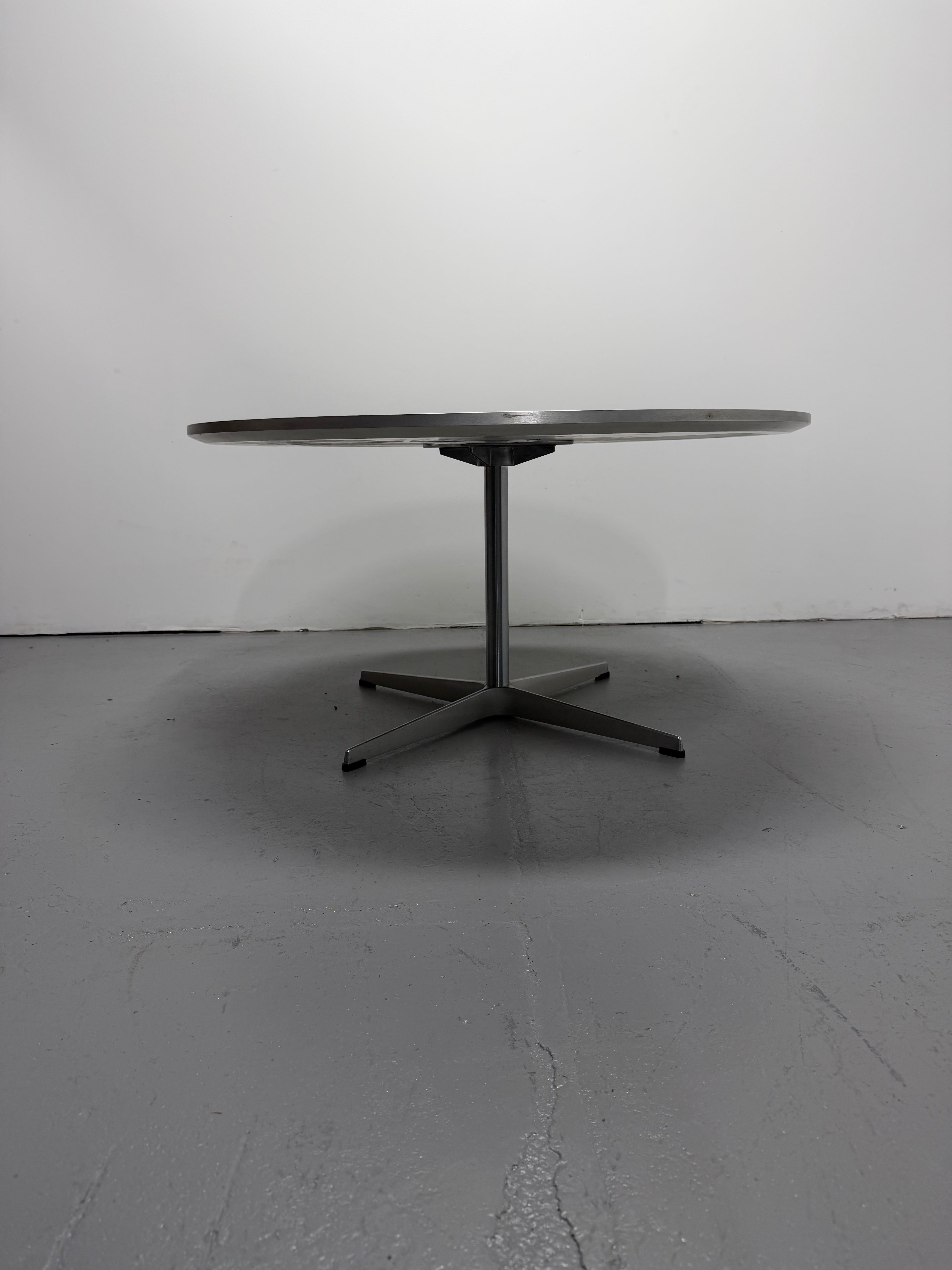 Fritz Hansen Circular Coffee side Table 900mm – Arne Jacobsen