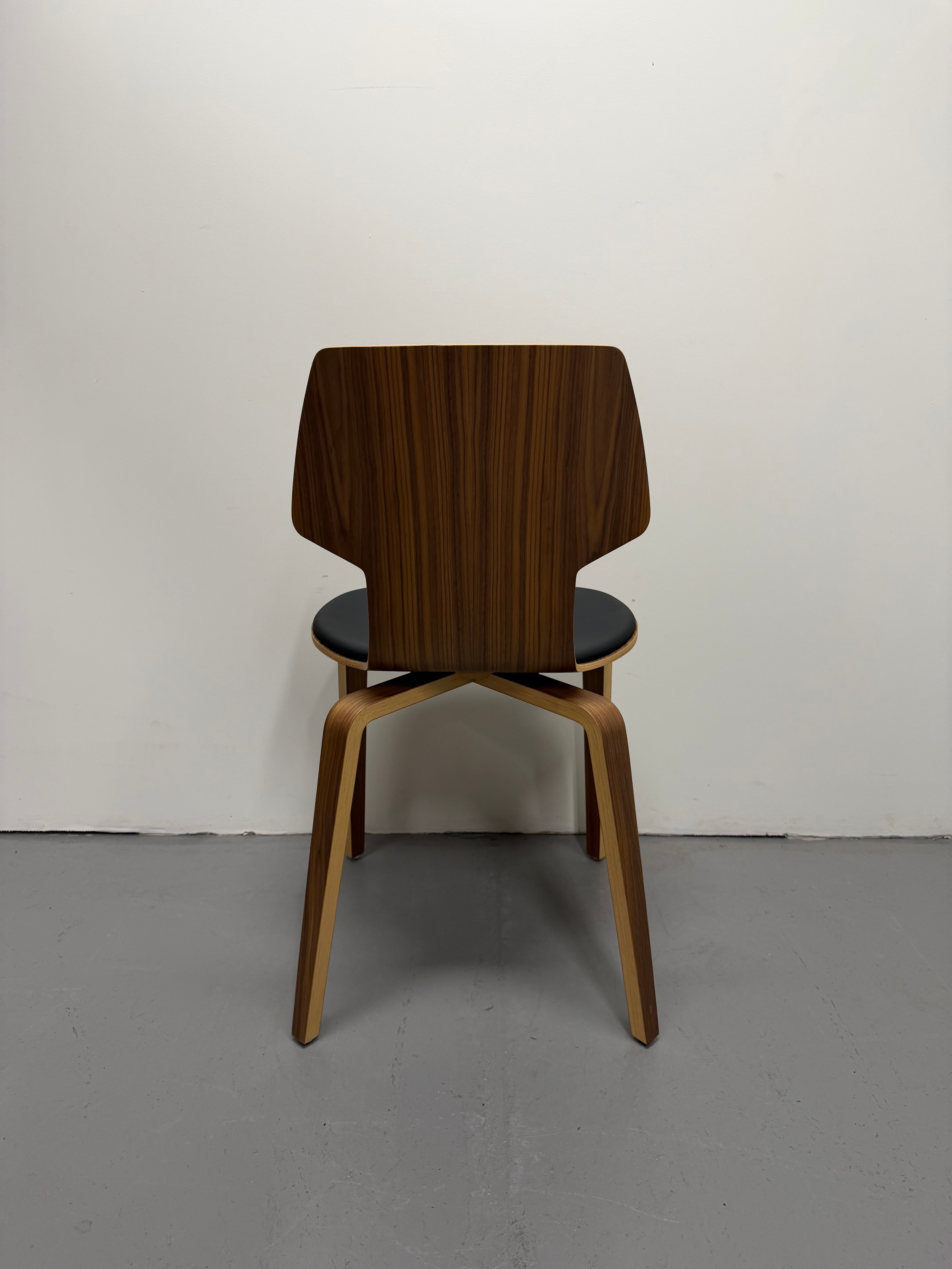 Mobles 114 Gràcia Dinning Chair – Walnut Plywood with Black Upholstered Seat | Ex-Showroom