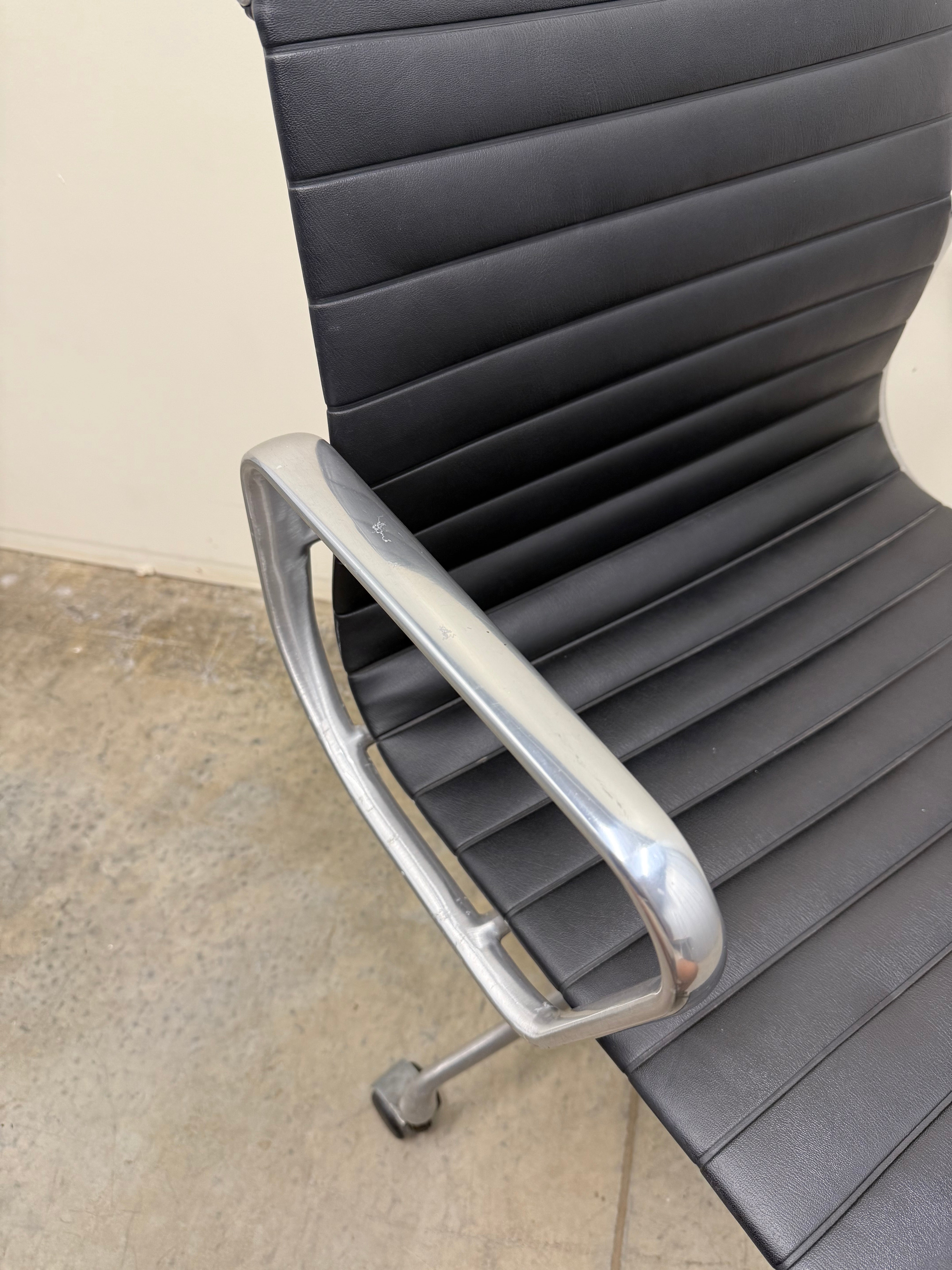 Eames Aluminium Group Management Armchair – Black Leather / Aluminium Base