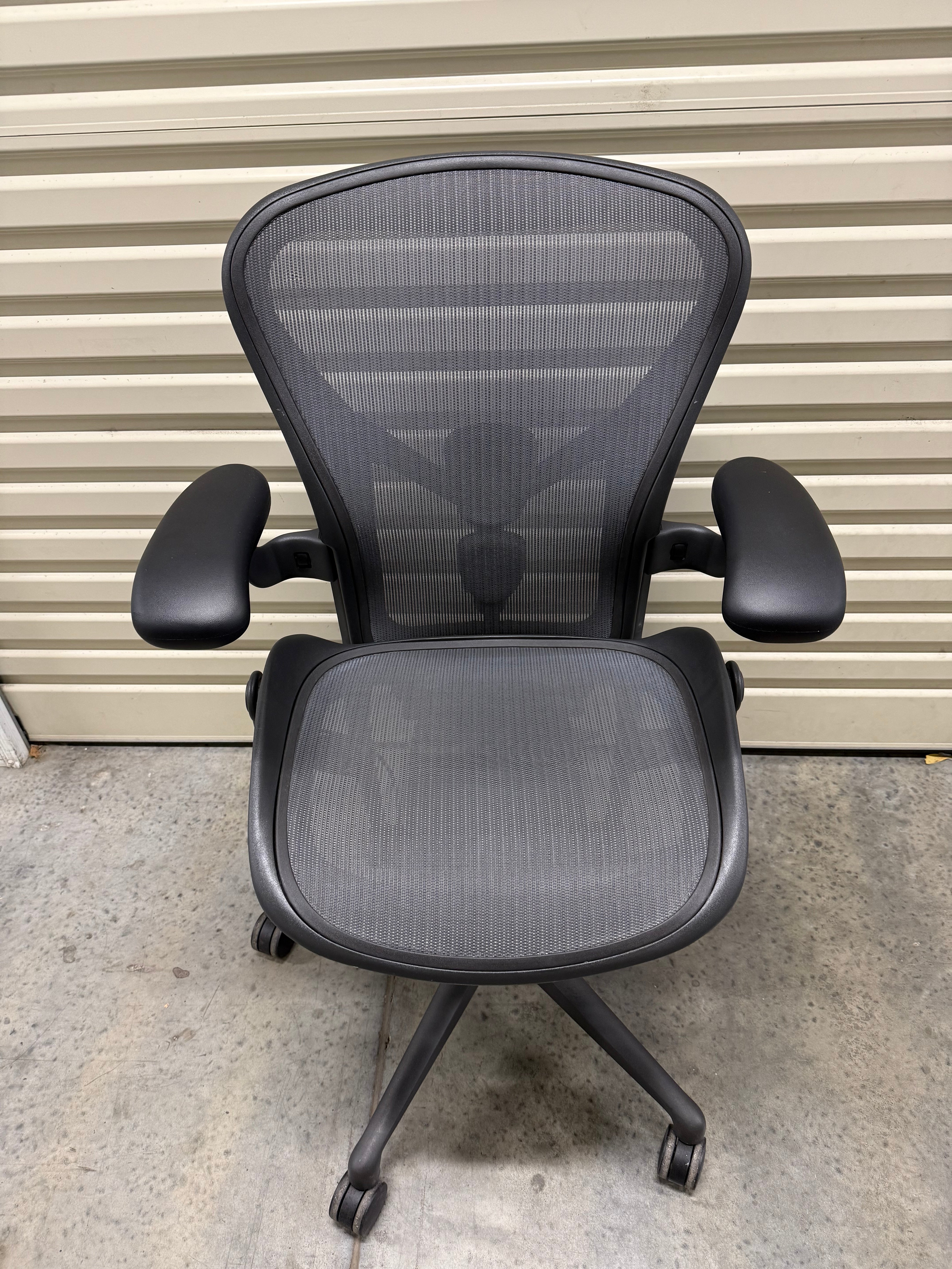 Herman Miller Aeron Remastered with Armrest - Graphite (Size B)