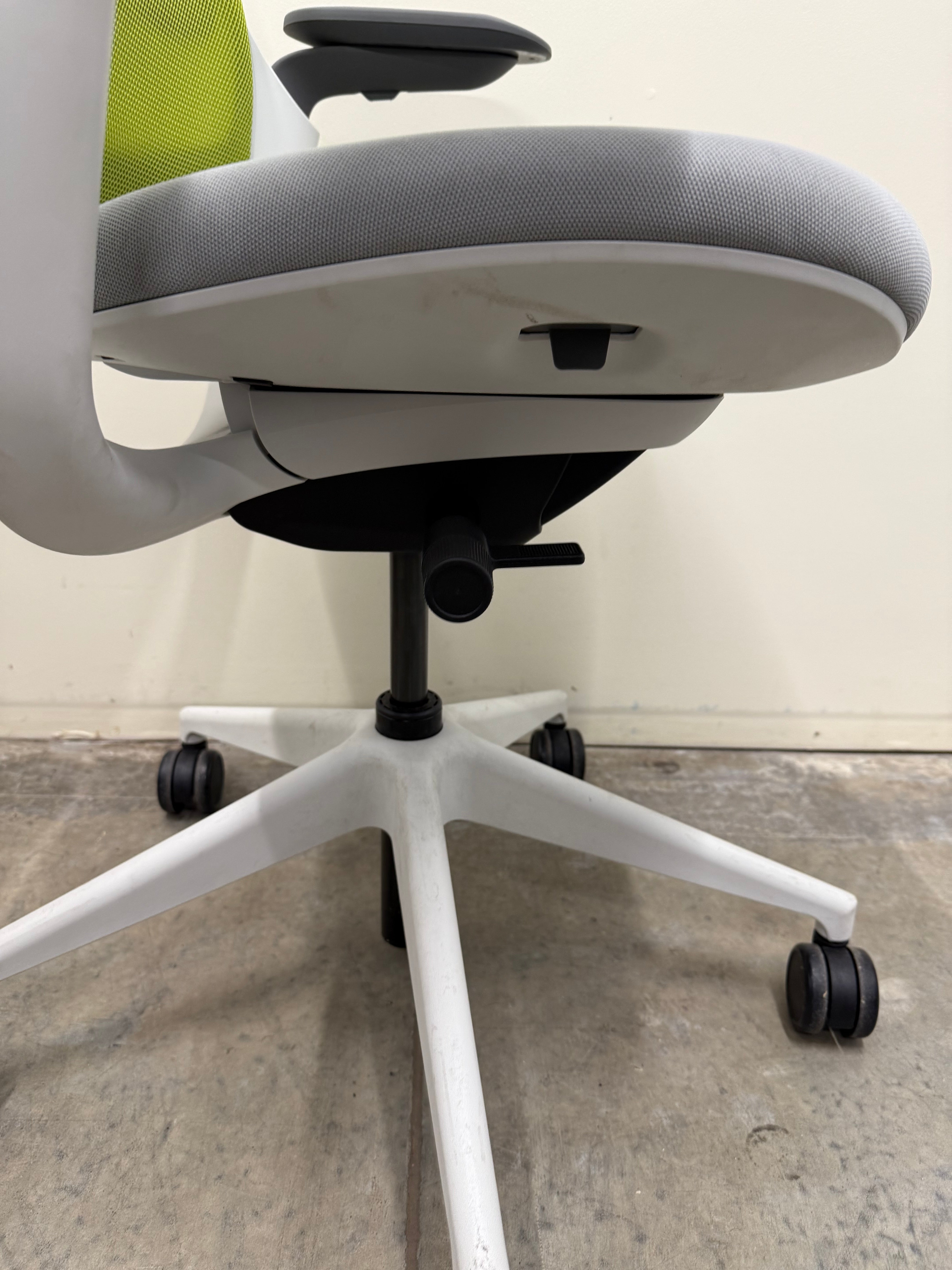 Steelcase Series 1 Work Office Chair V1 – Green Mesh / Grey Fabric
