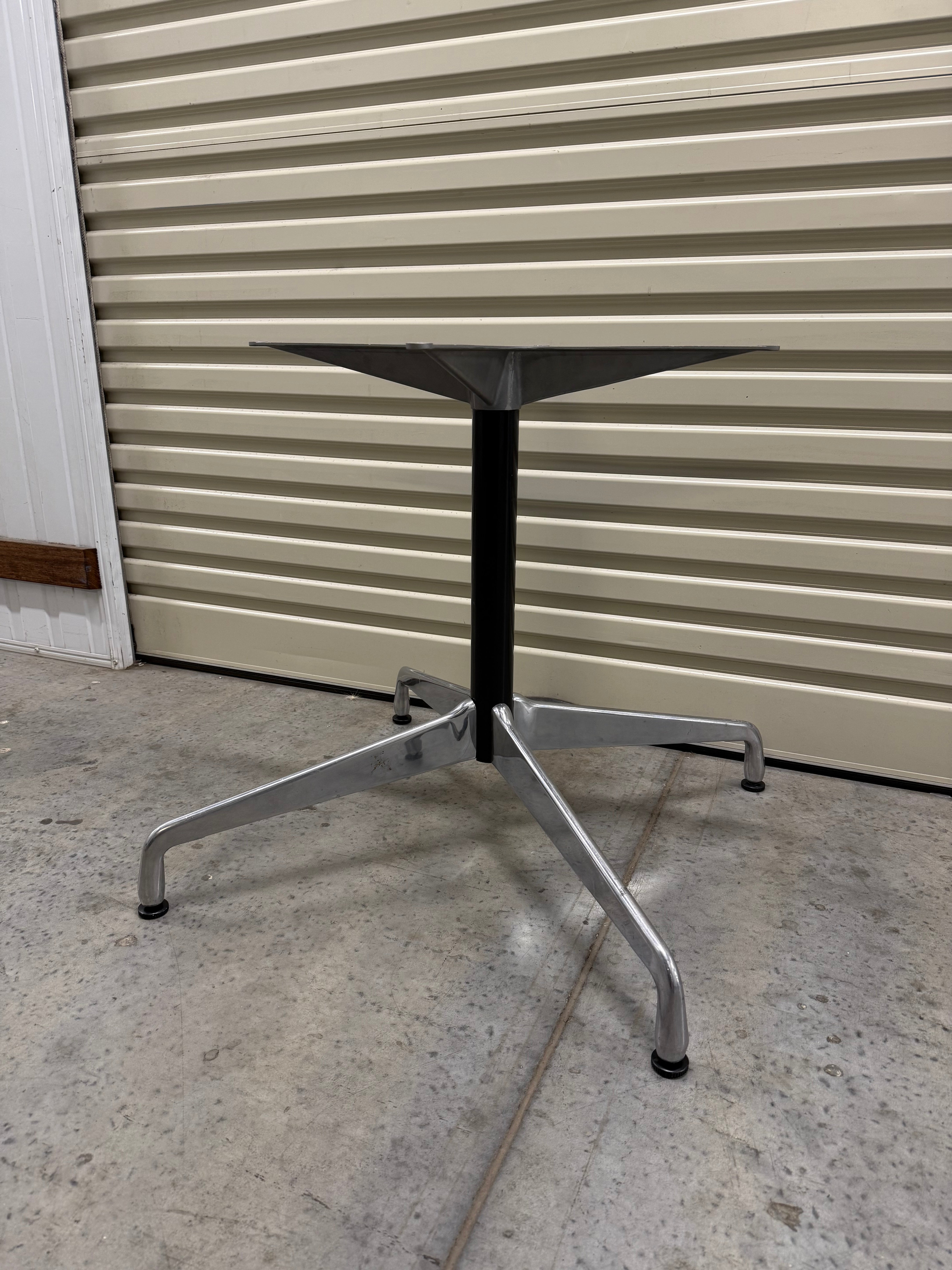 Eames Herman Miller Round Table – Universal Base