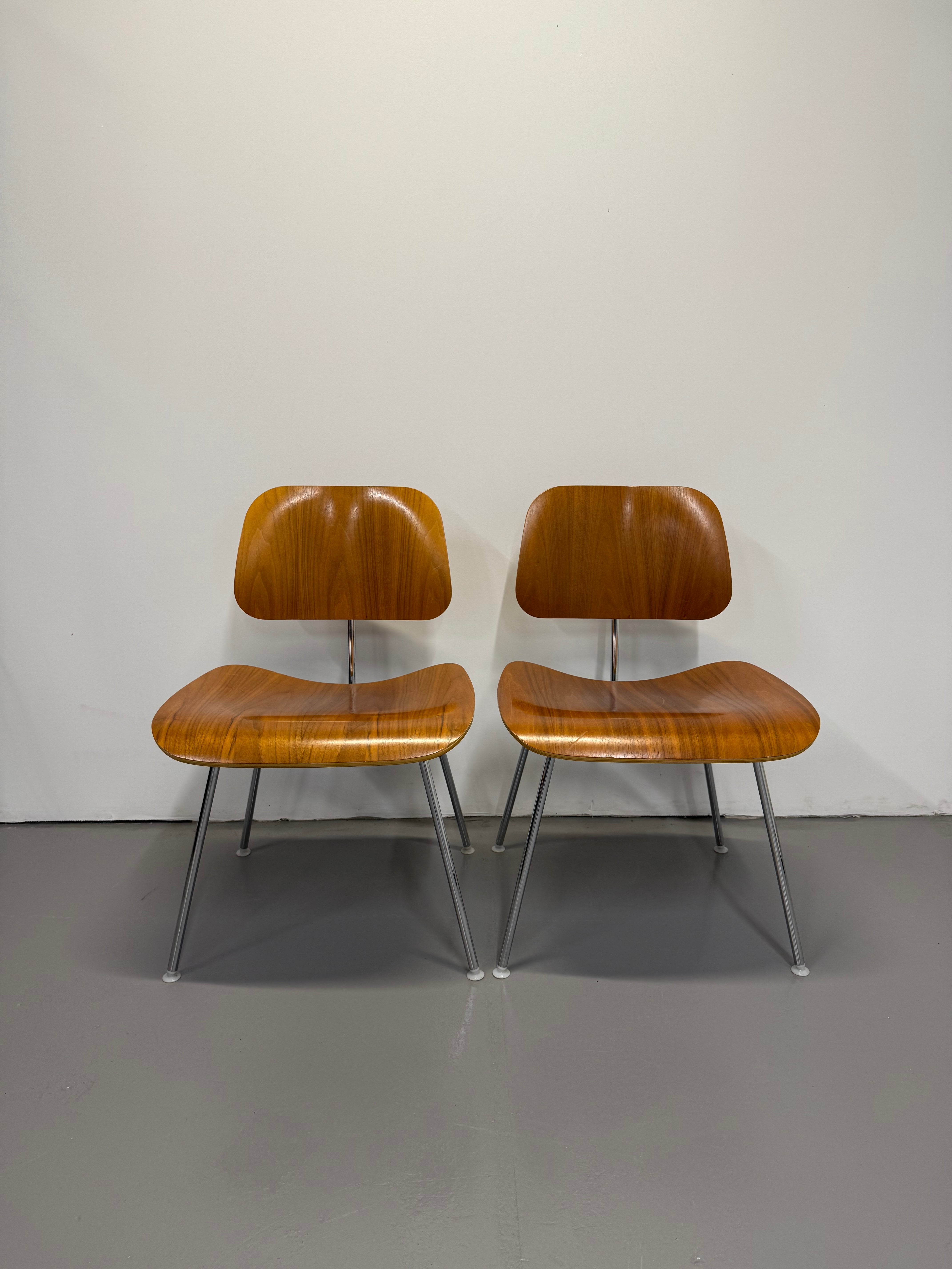 Eames Moulded Plywood Dining Chair – Metal Base by Herman Miller