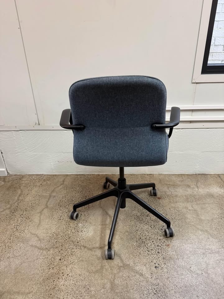 Blue Boardroom Chair / Conference Chair – With Armrests