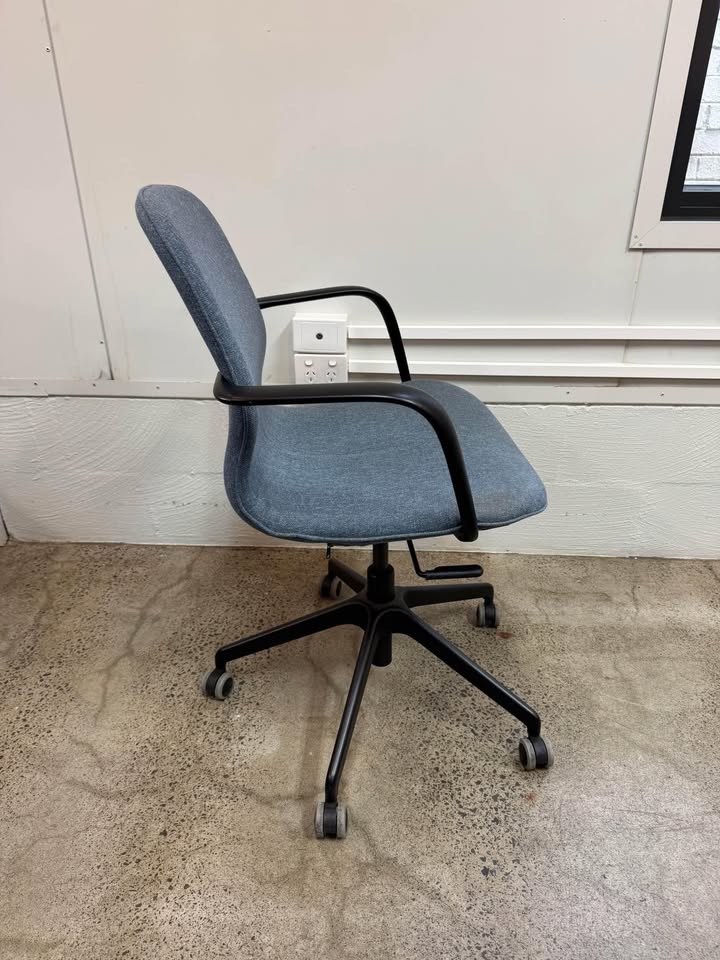 Blue Boardroom Chair / Conference Chair – With Armrests