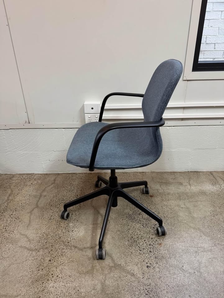 Blue Boardroom Chair / Conference Chair – With Armrests