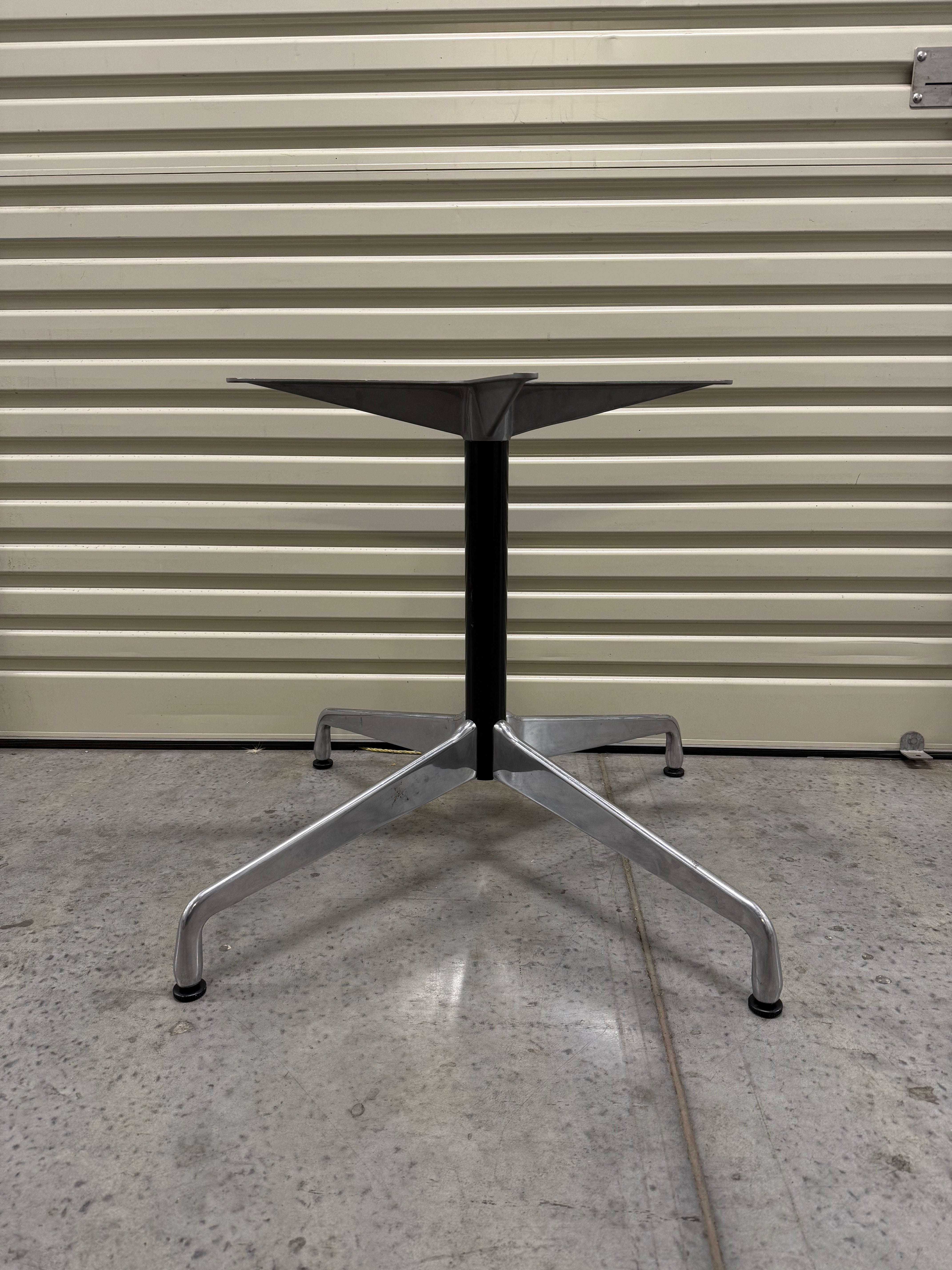 Eames Herman Miller Round Table – Universal Base
