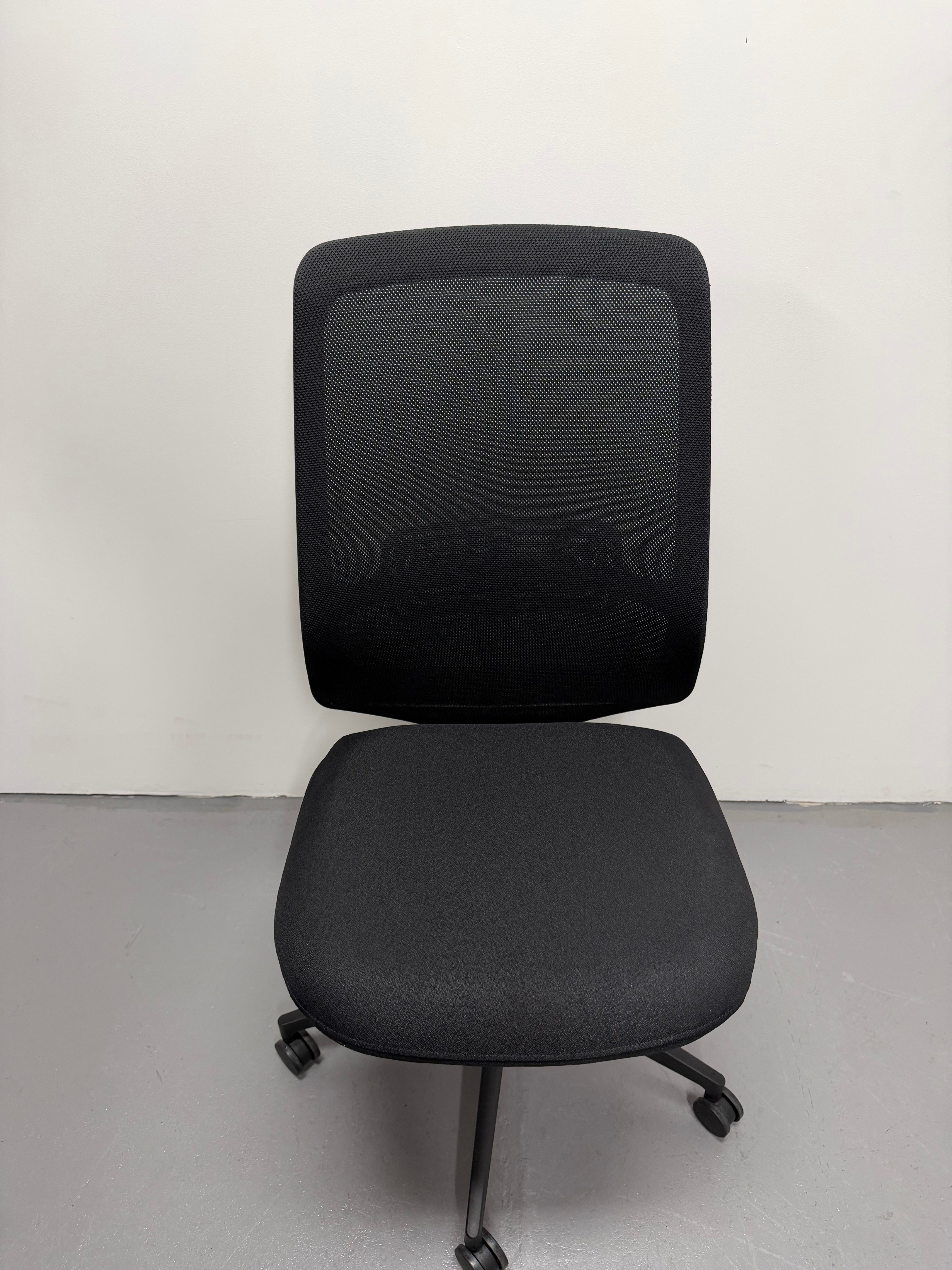 Haworth Soji Task Chair - No Arms, Black