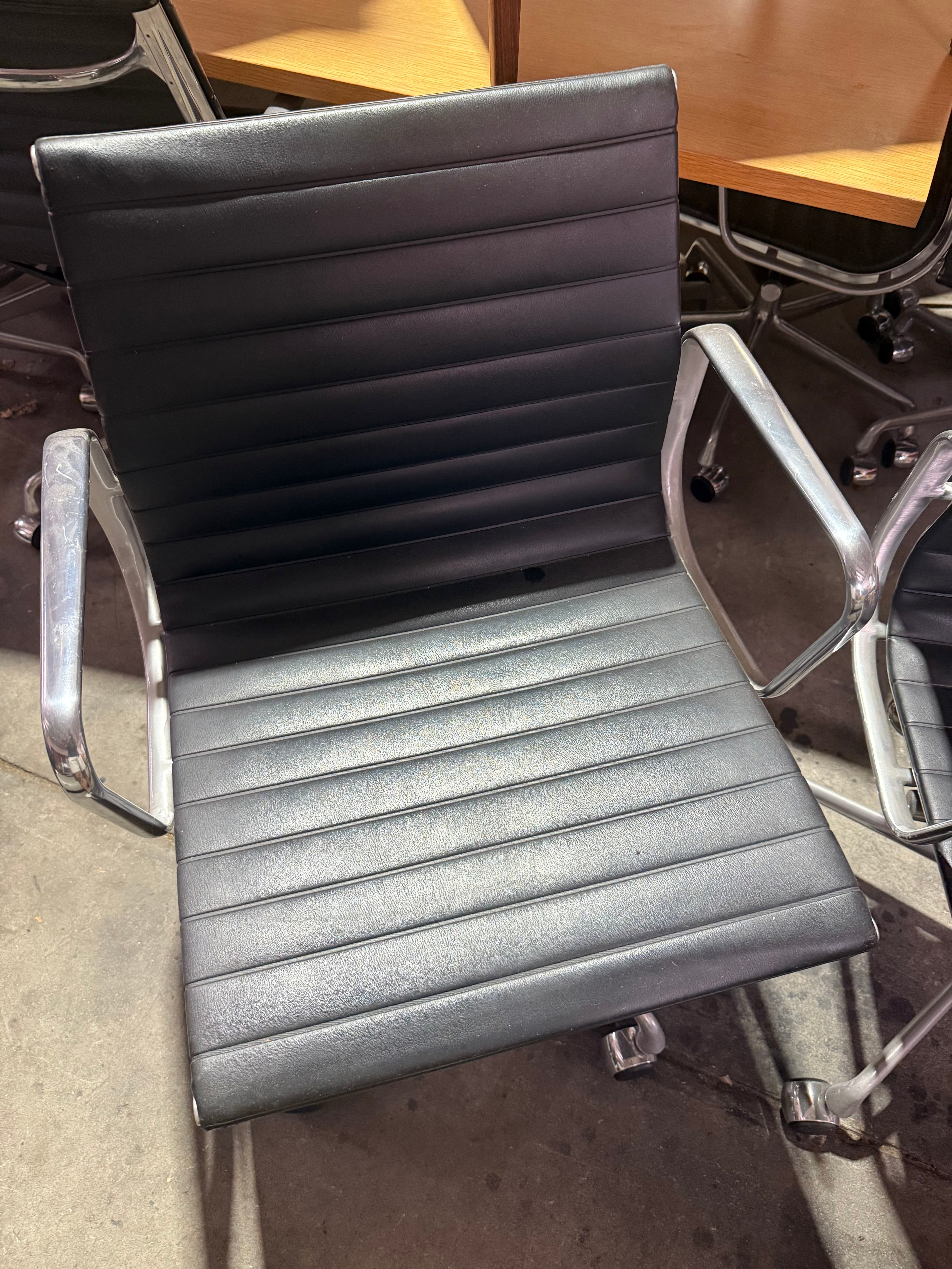 Eames EA 335 Leather Chair – Aluminium Group Management Armchair on Wheels by Herman Miller
