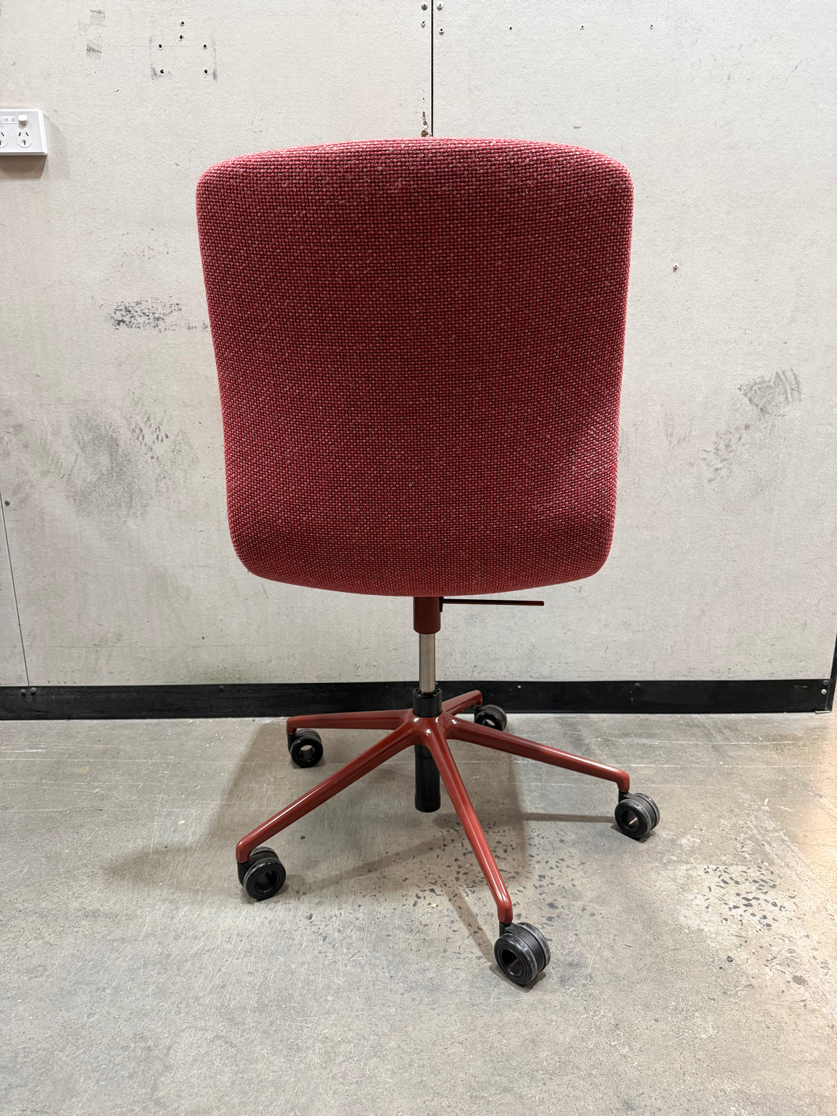 Wilkhahn Decide 296/6 Swivel Office Chair – Red Fabric / Red Base | Ex-Showroom