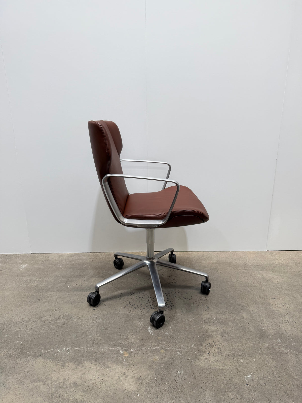 Wilkhahn Intra 295/6 Conference Chair – Brown Leather – view 3 – ex-showroom