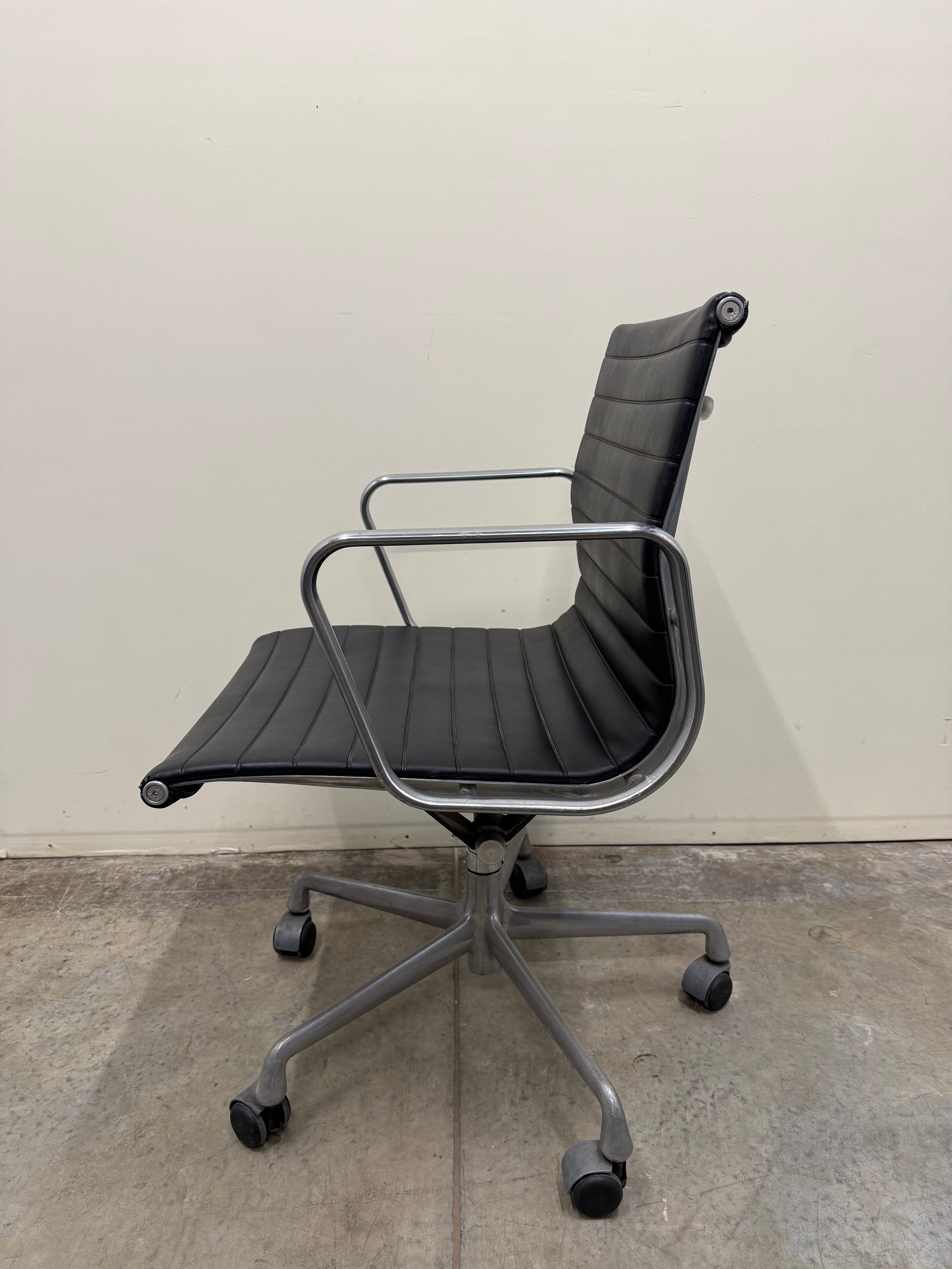 Eames Aluminium Group Management Armchair – Black Leather / Aluminium Base