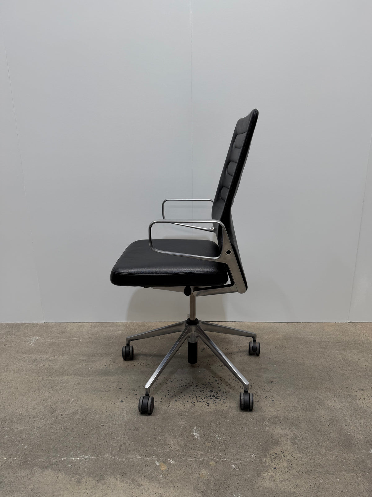 Vitra AC 4 Conference Chair by Antonio Citterio – Black Leather, Polished Aluminium – view 5 – pre-owned