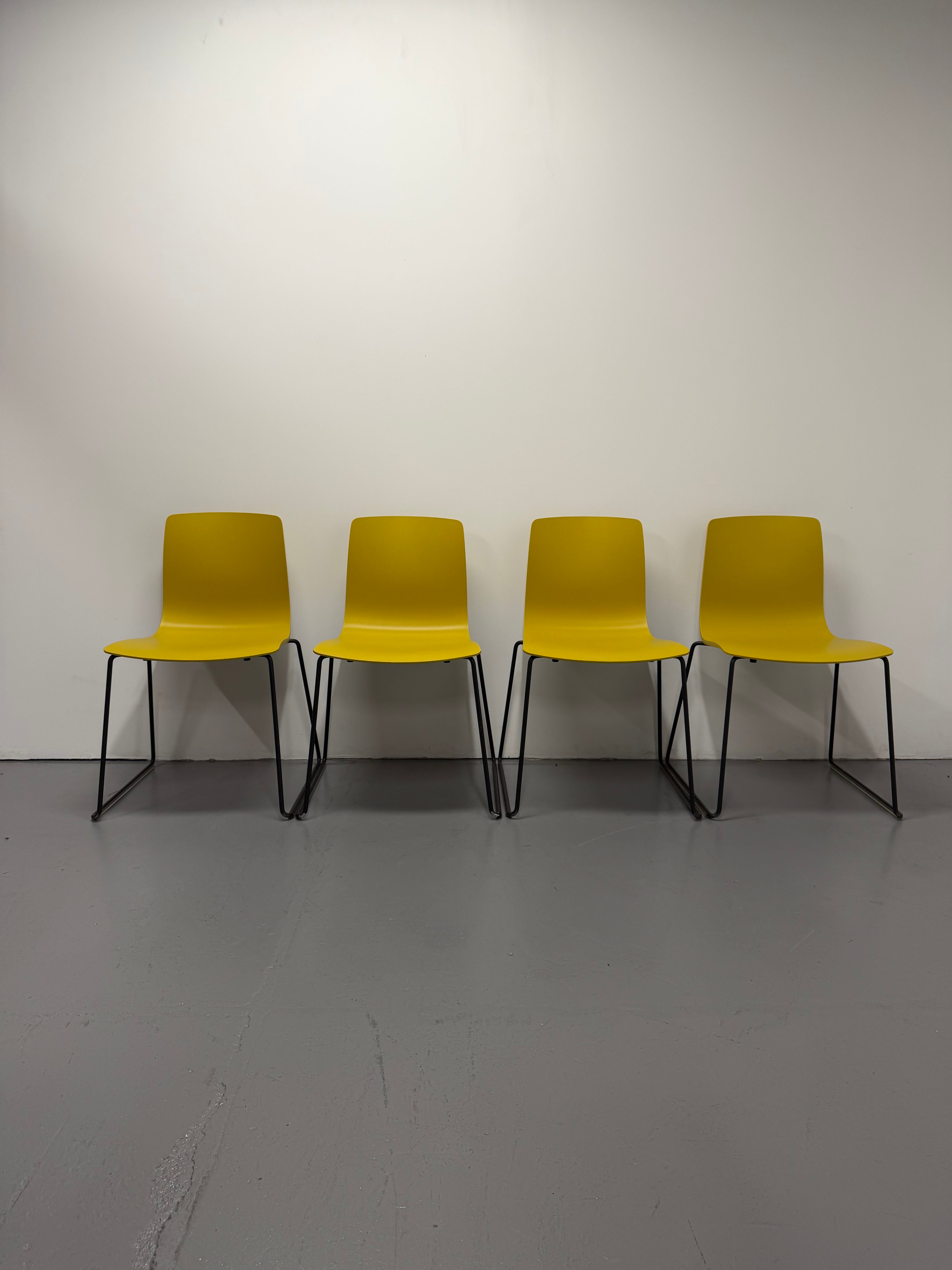 Aava 02 Sled Chair – Arper Yellow