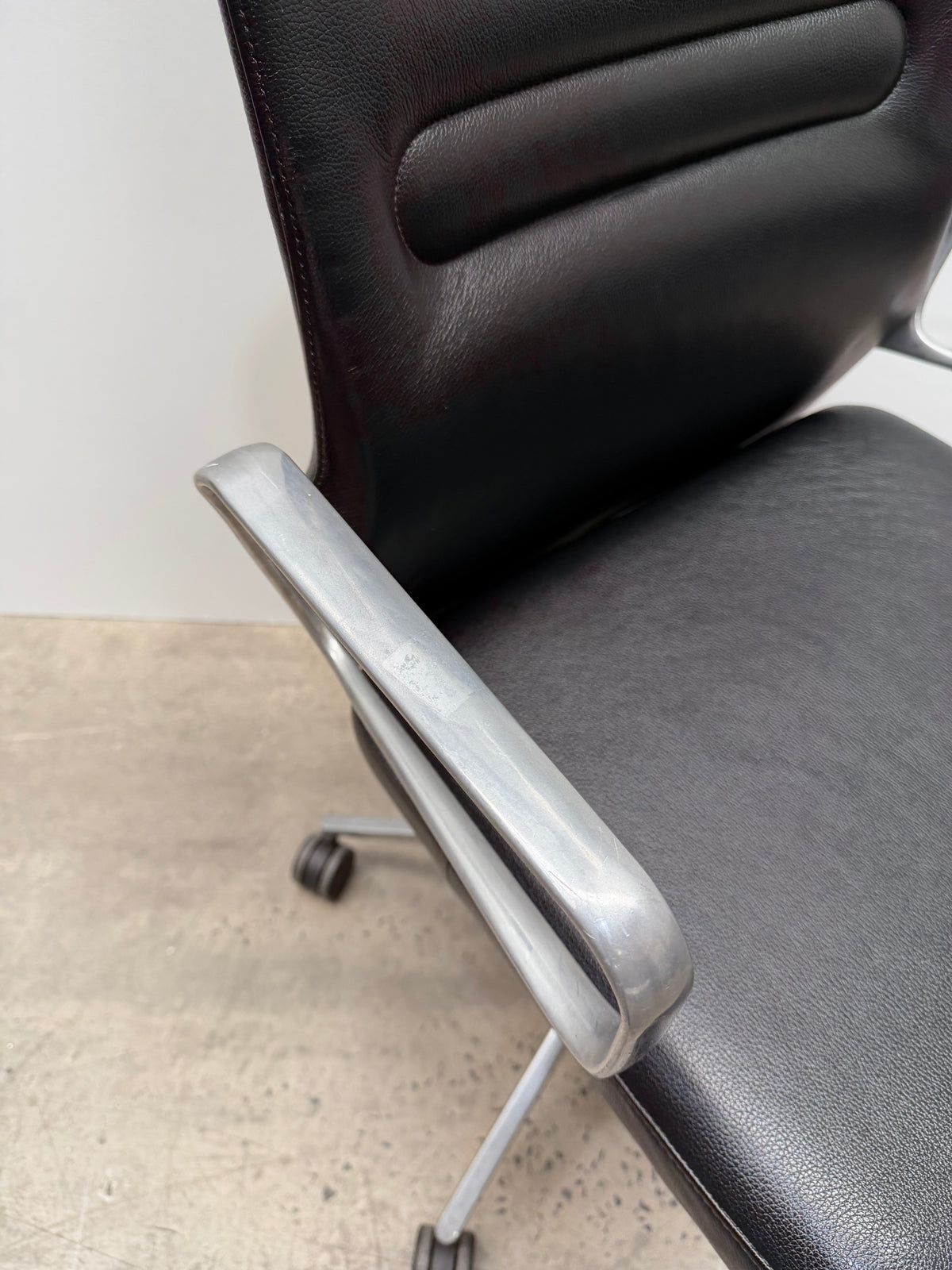 Vitra AC 4 Conference Chair by Antonio Citterio – Black Leather, Polished Aluminium – view 9 – pre-owned