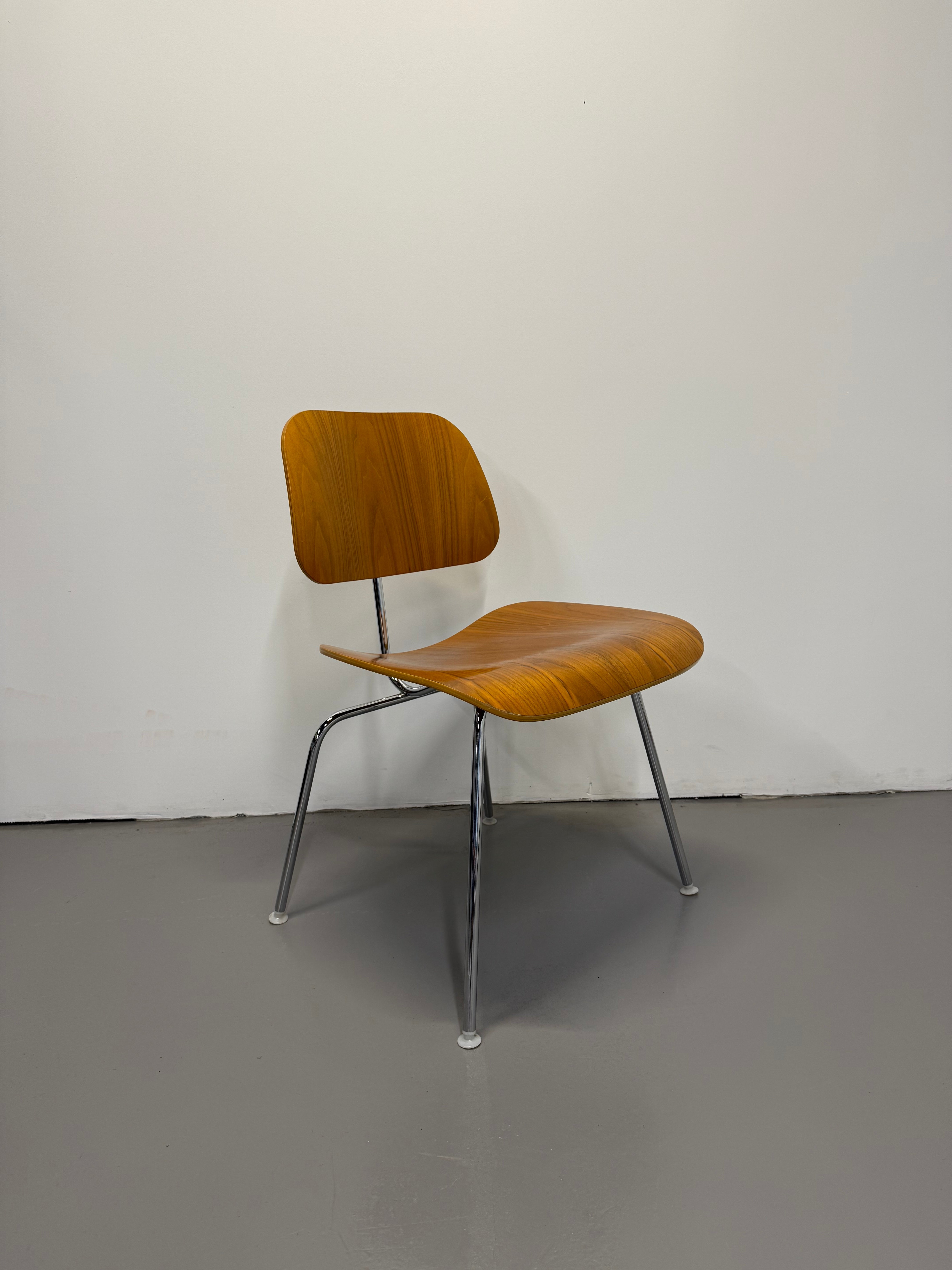 Eames Moulded Plywood Dining Chair – Metal Base by Herman Miller