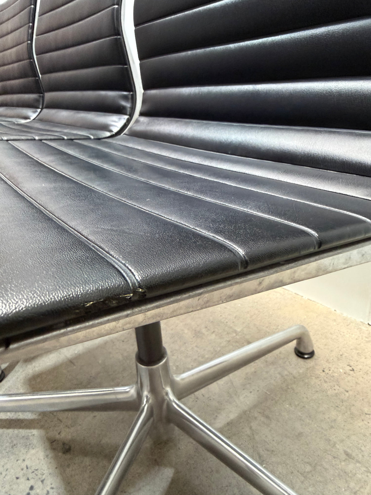 Herman Miller Eames Aluminium Group EA330 Side Chair – Black | Armless