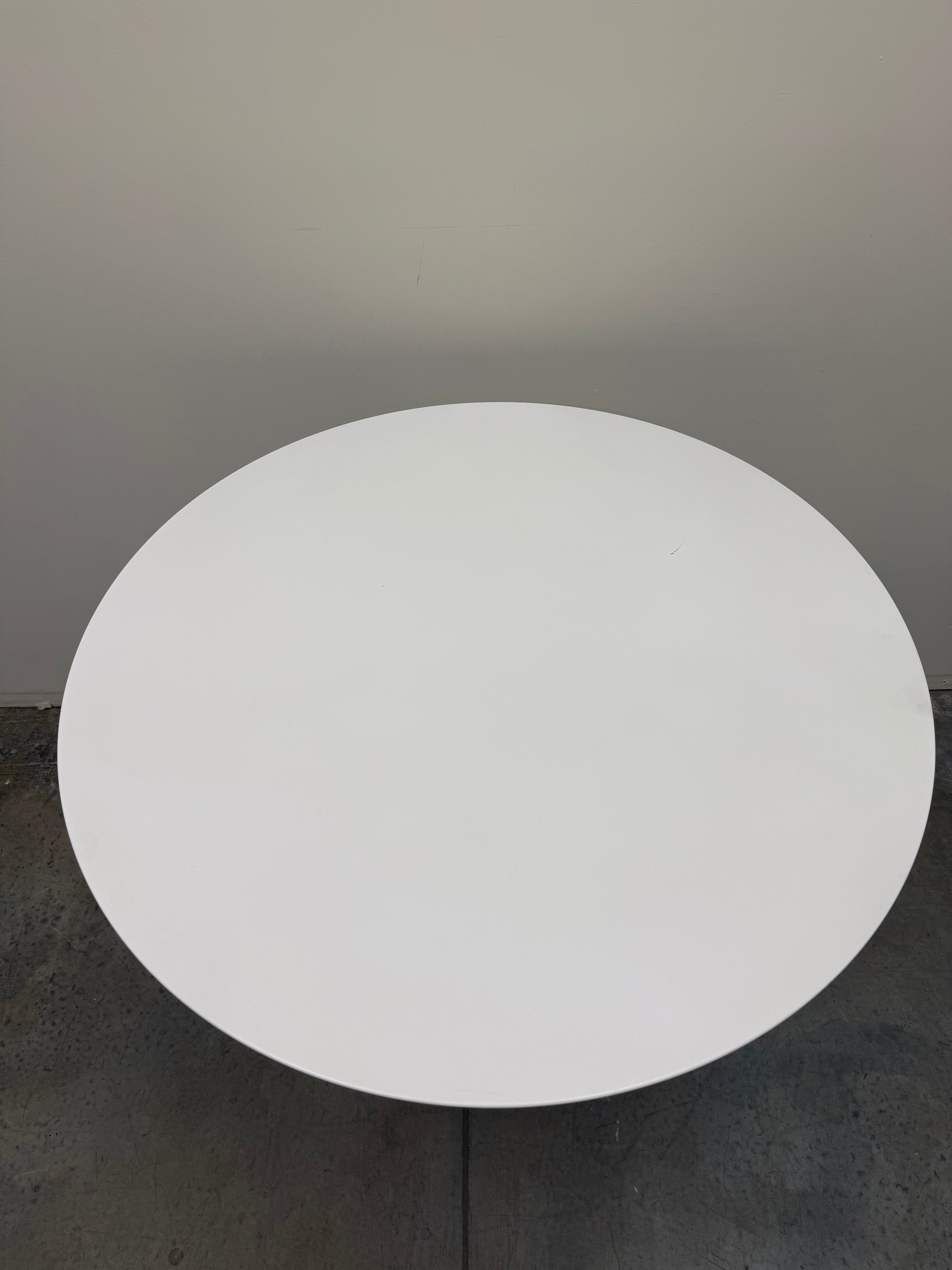 Arper Dizzie Table – White Round Top with Elliptical Base
