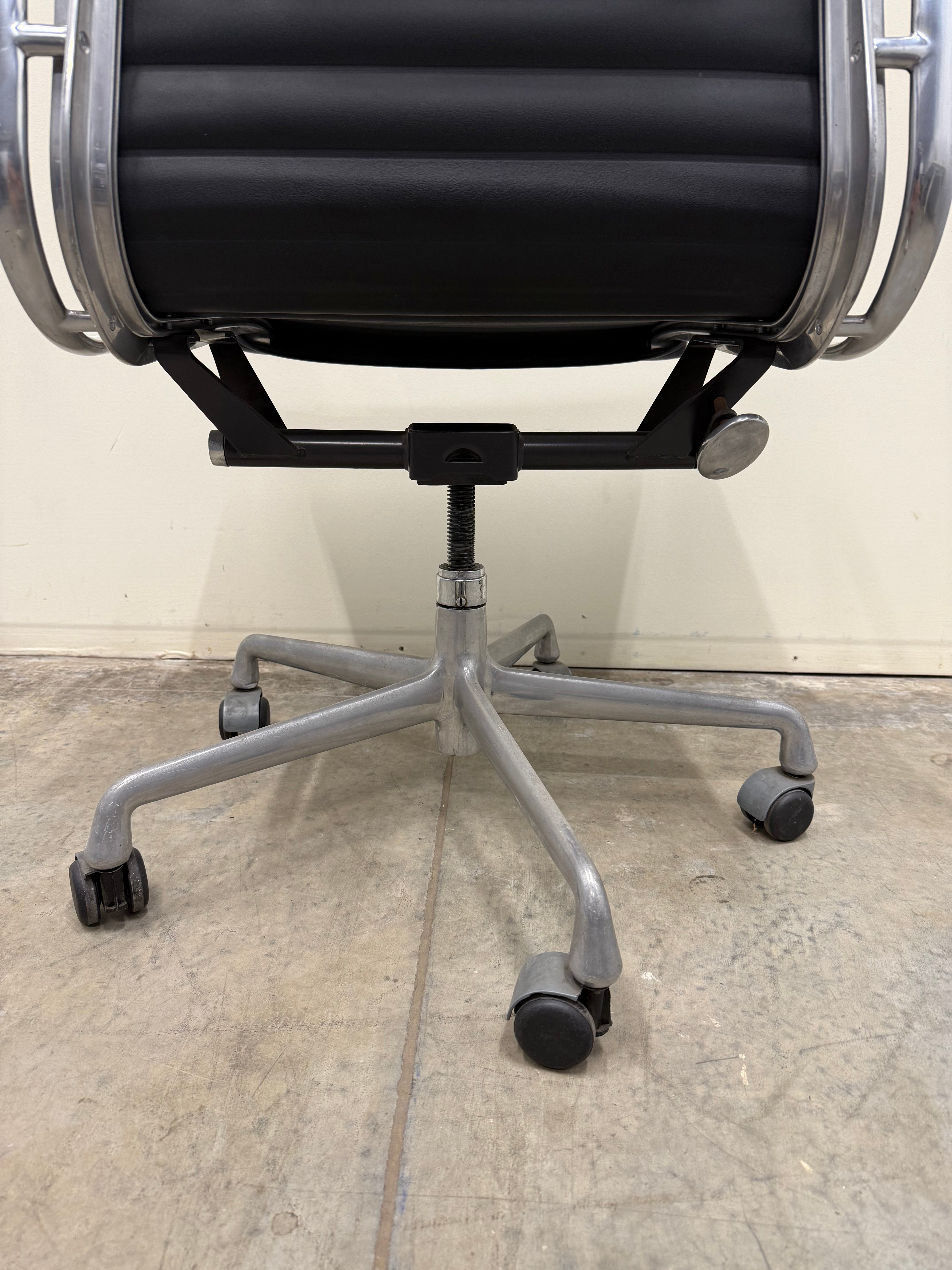 Eames Aluminium Group Management Armchair – Black Leather / Aluminium Base