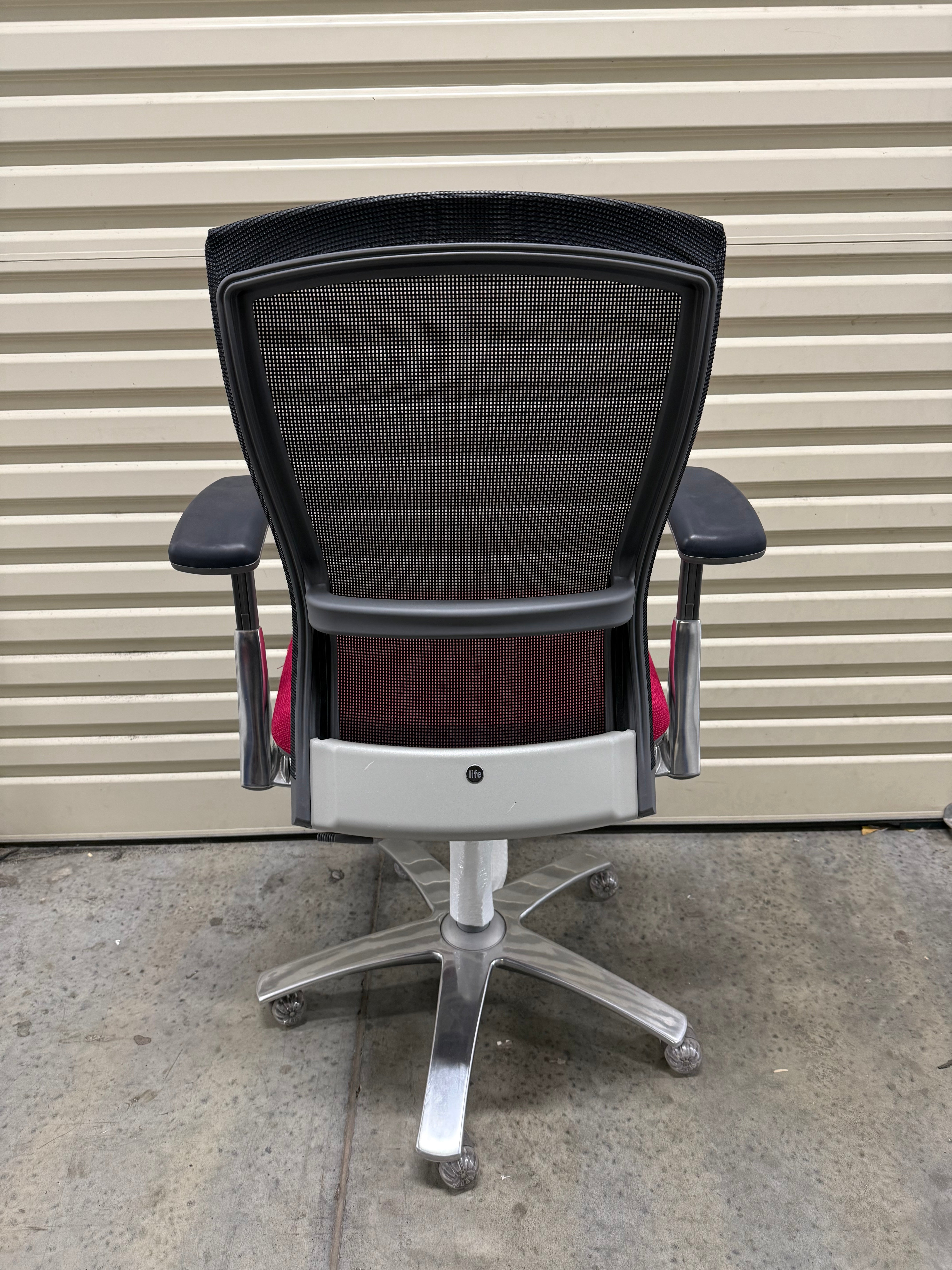 Knoll Life Chair – Black Mesh / Red Seat – Armrests & Fixed Seat