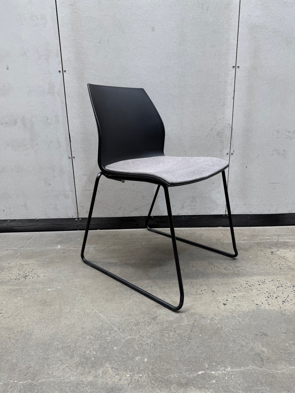 Kastel Kalea Chair – Black Shell, Grey Padded Seat, Sled Base