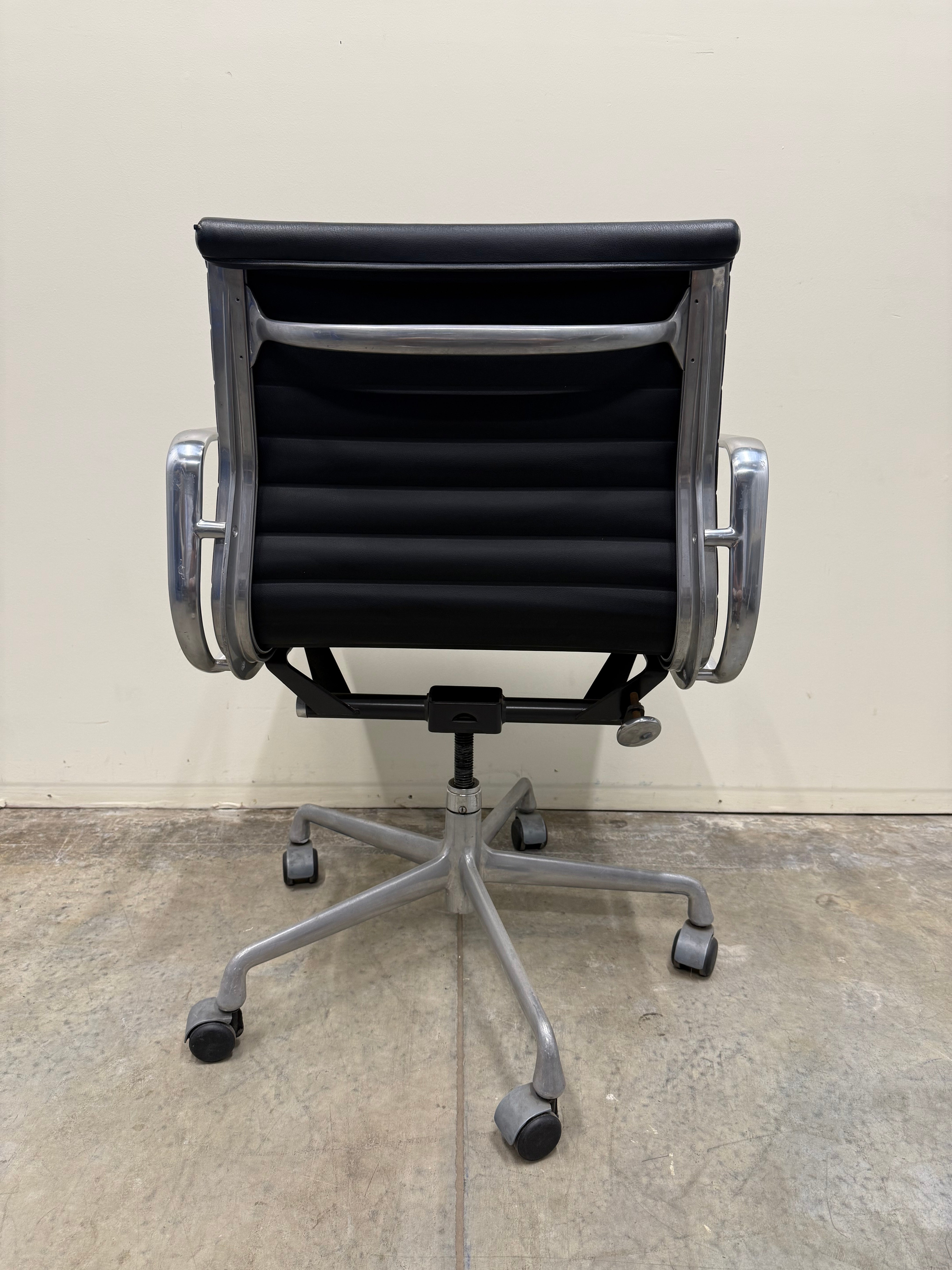 Eames Aluminium Group Management Armchair – Black Leather / Aluminium Base