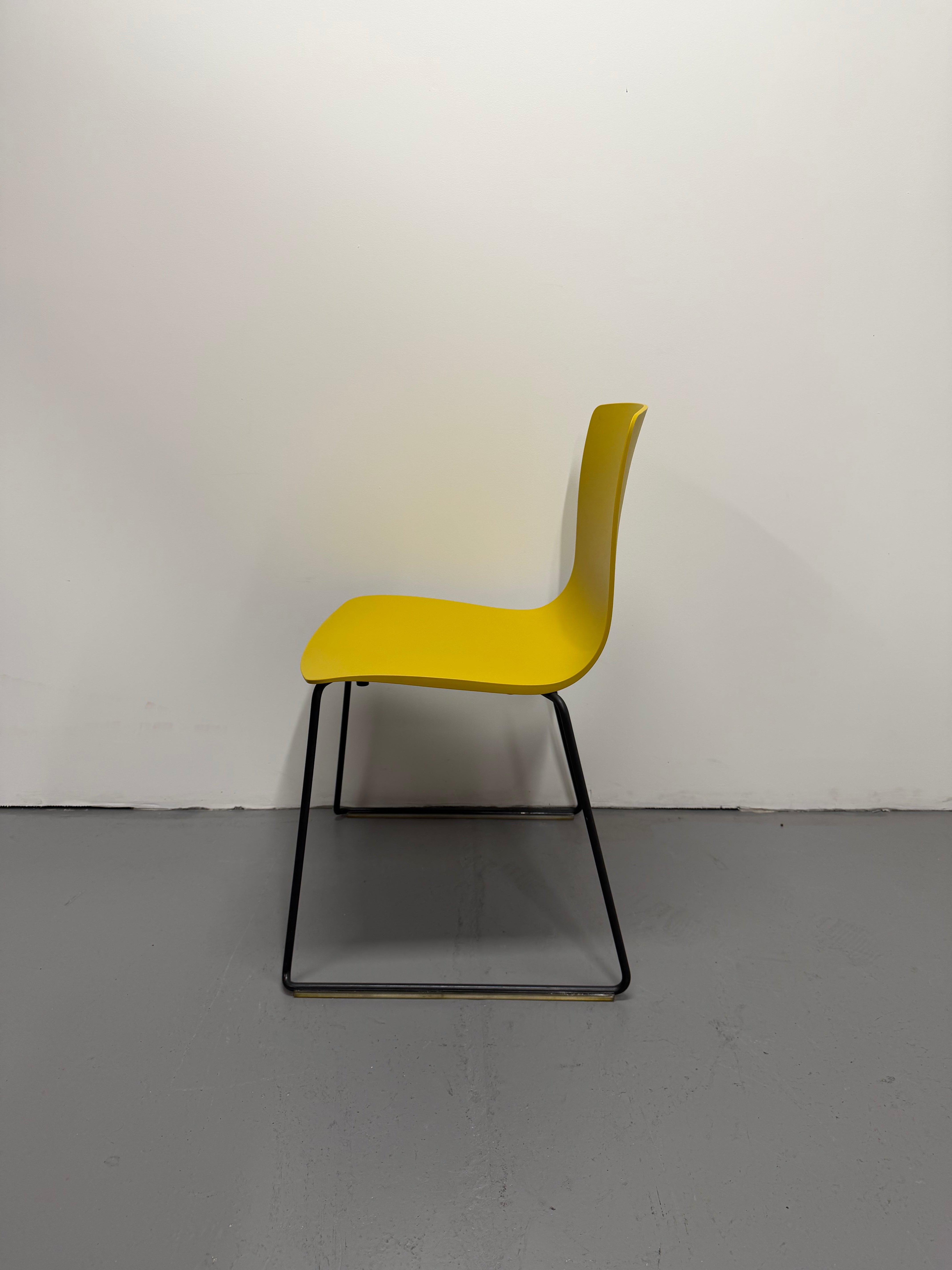 Aava 02 Sled Chair – Arper Yellow