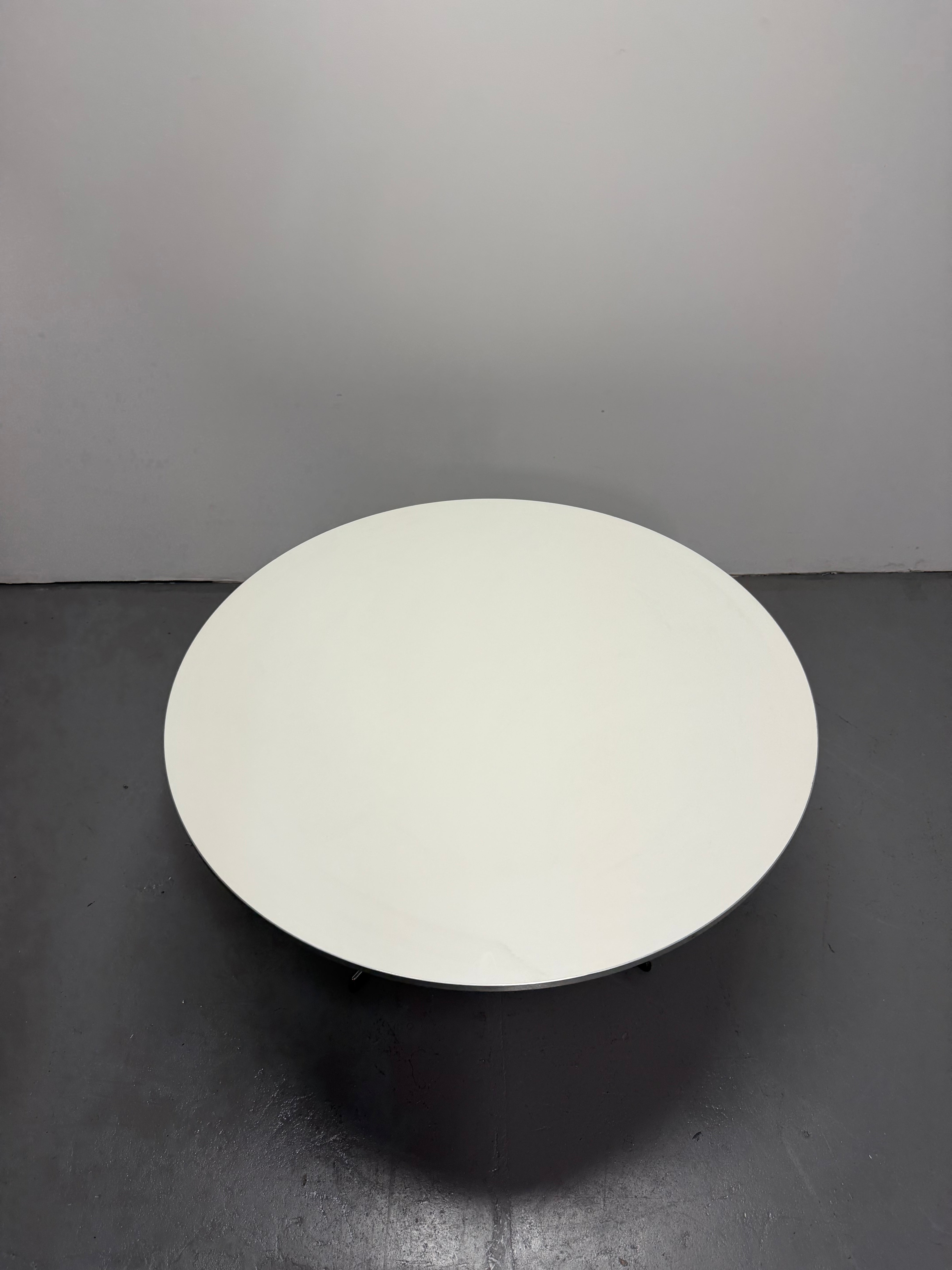 Fritz Hansen Circular Coffee side Table 900mm – Arne Jacobsen