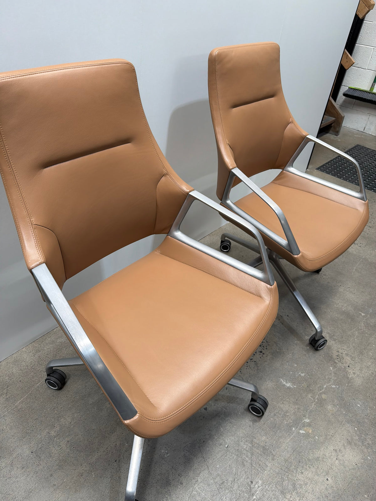 Wilkhahn Graph 301/5 Chair by jehs+laub – Tan Leather, Polished Aluminium – view 9 – pre-owned