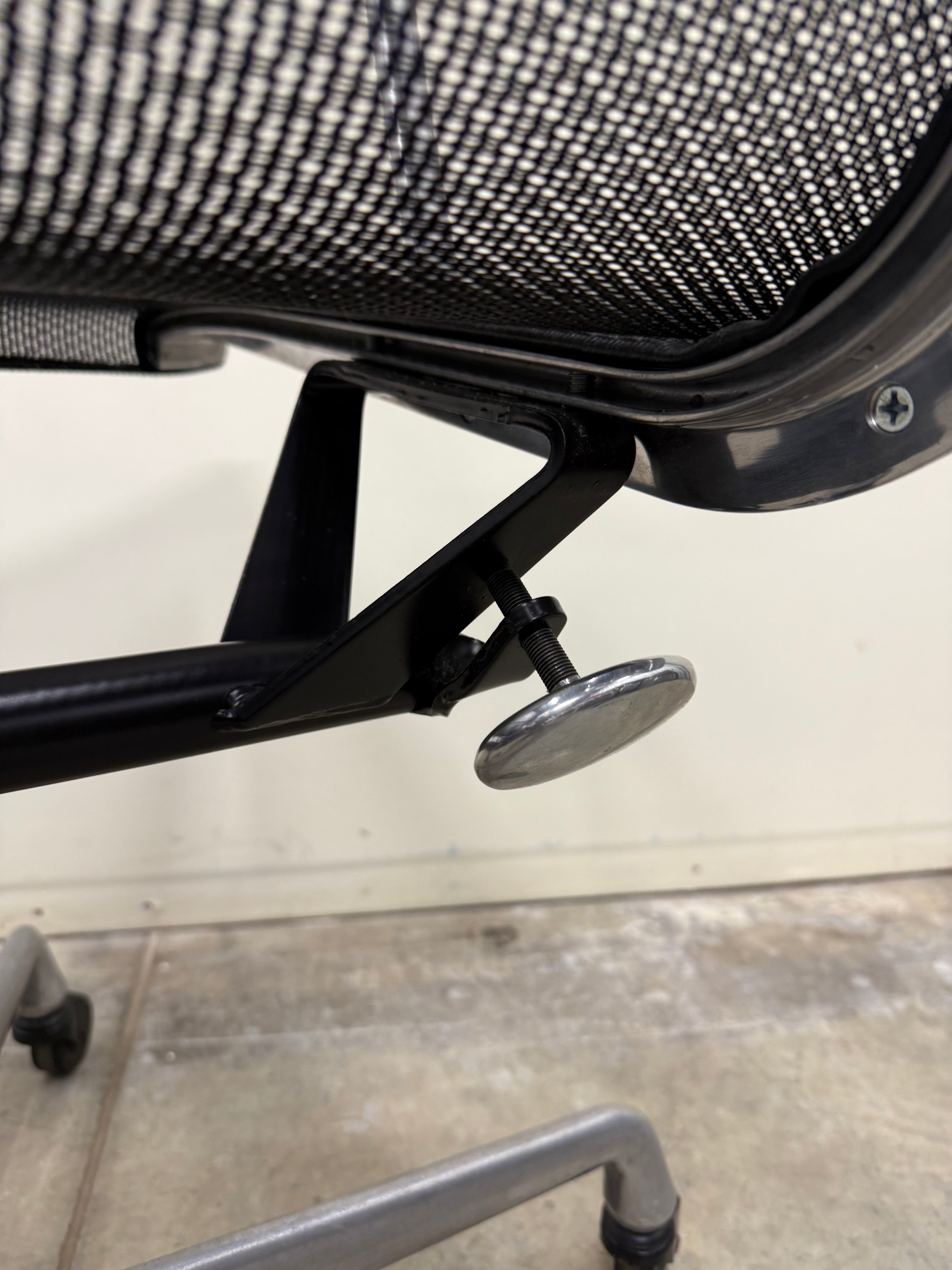 Eames Mesh Chair EA334 – Aluminium Group by Herman Miller