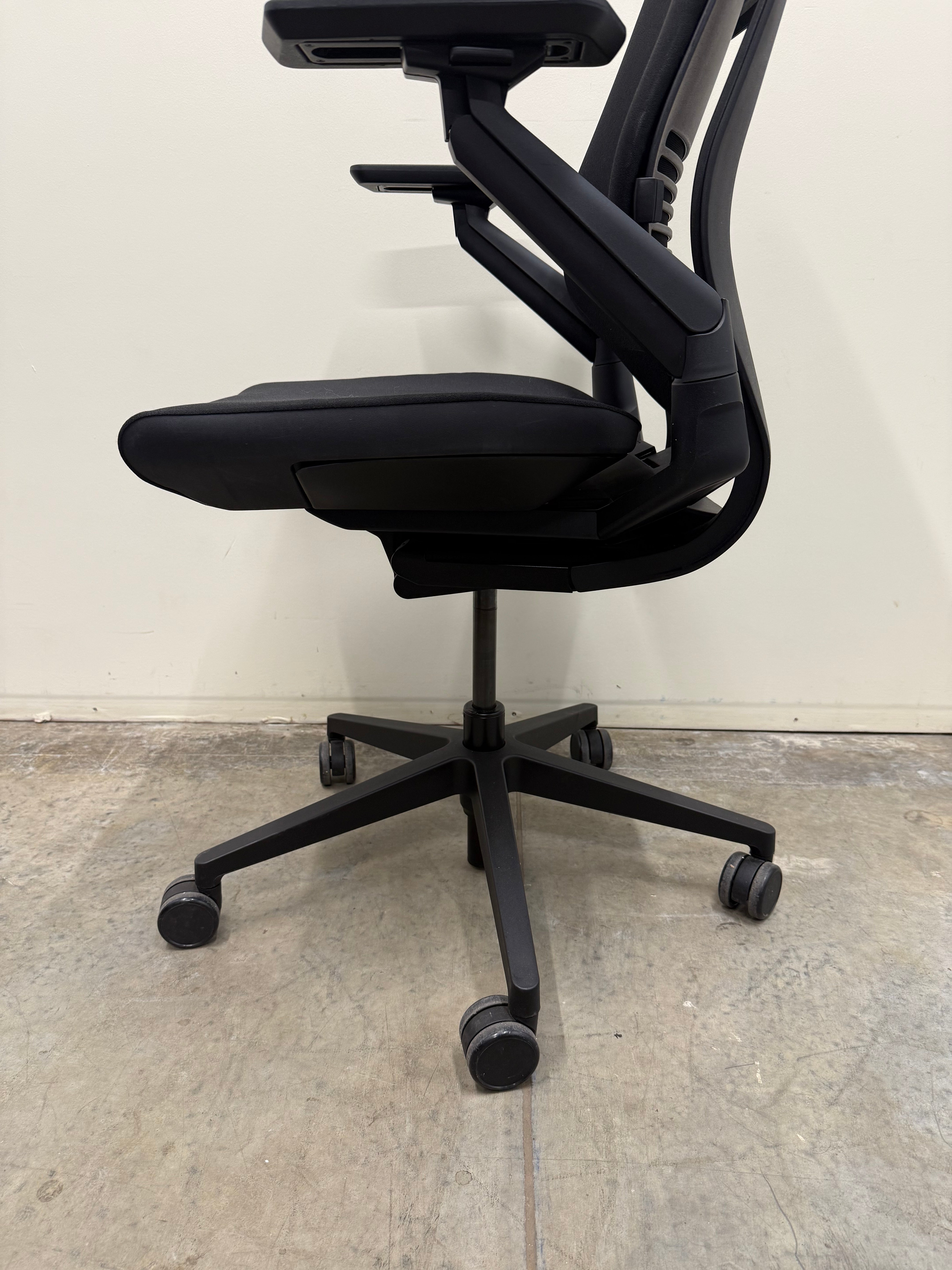 Steelcase Gesture Chair with Arms – Ergonomic Office Seating
