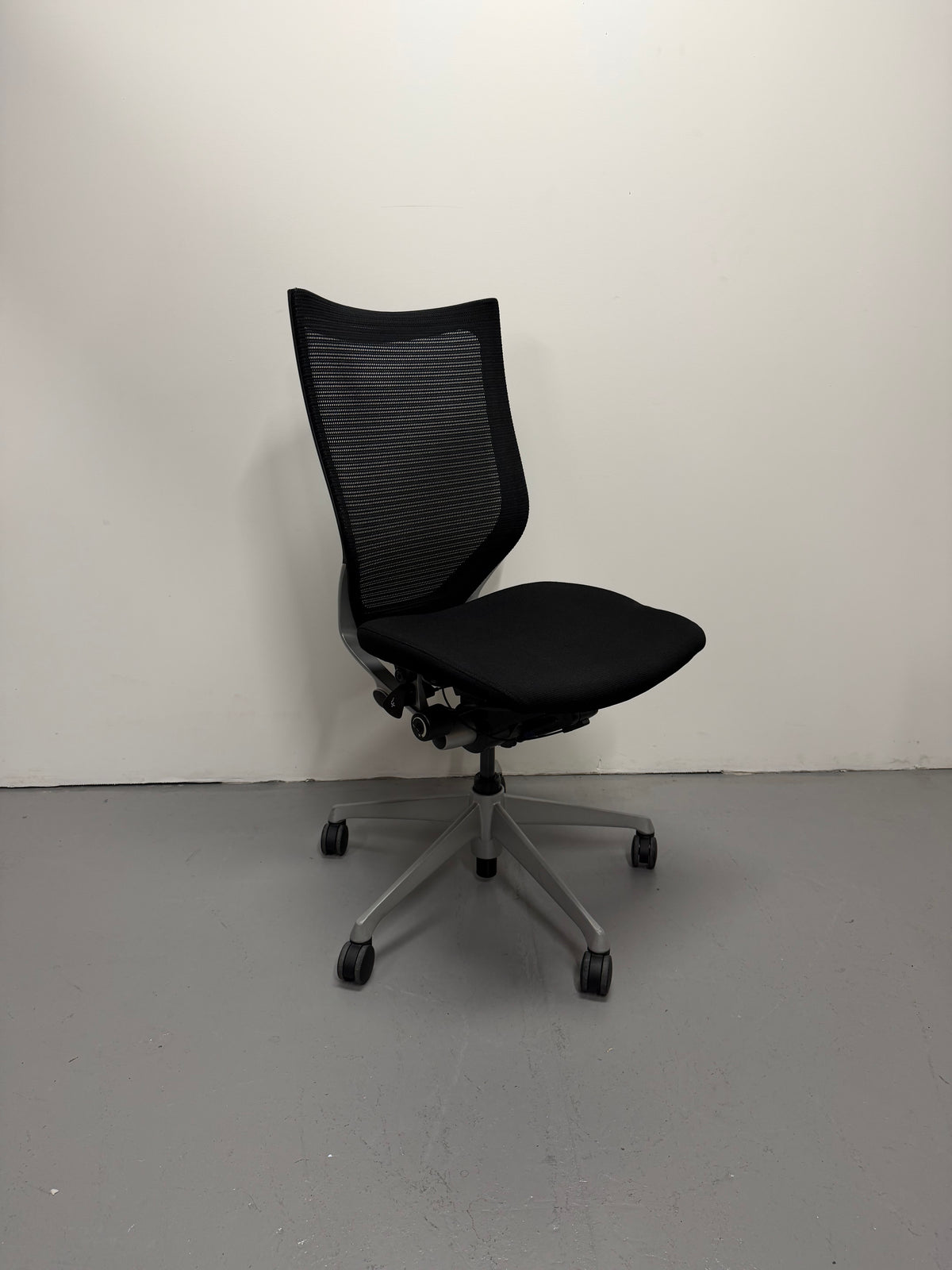 Okamura Baron Mesh Office Chair – No arms