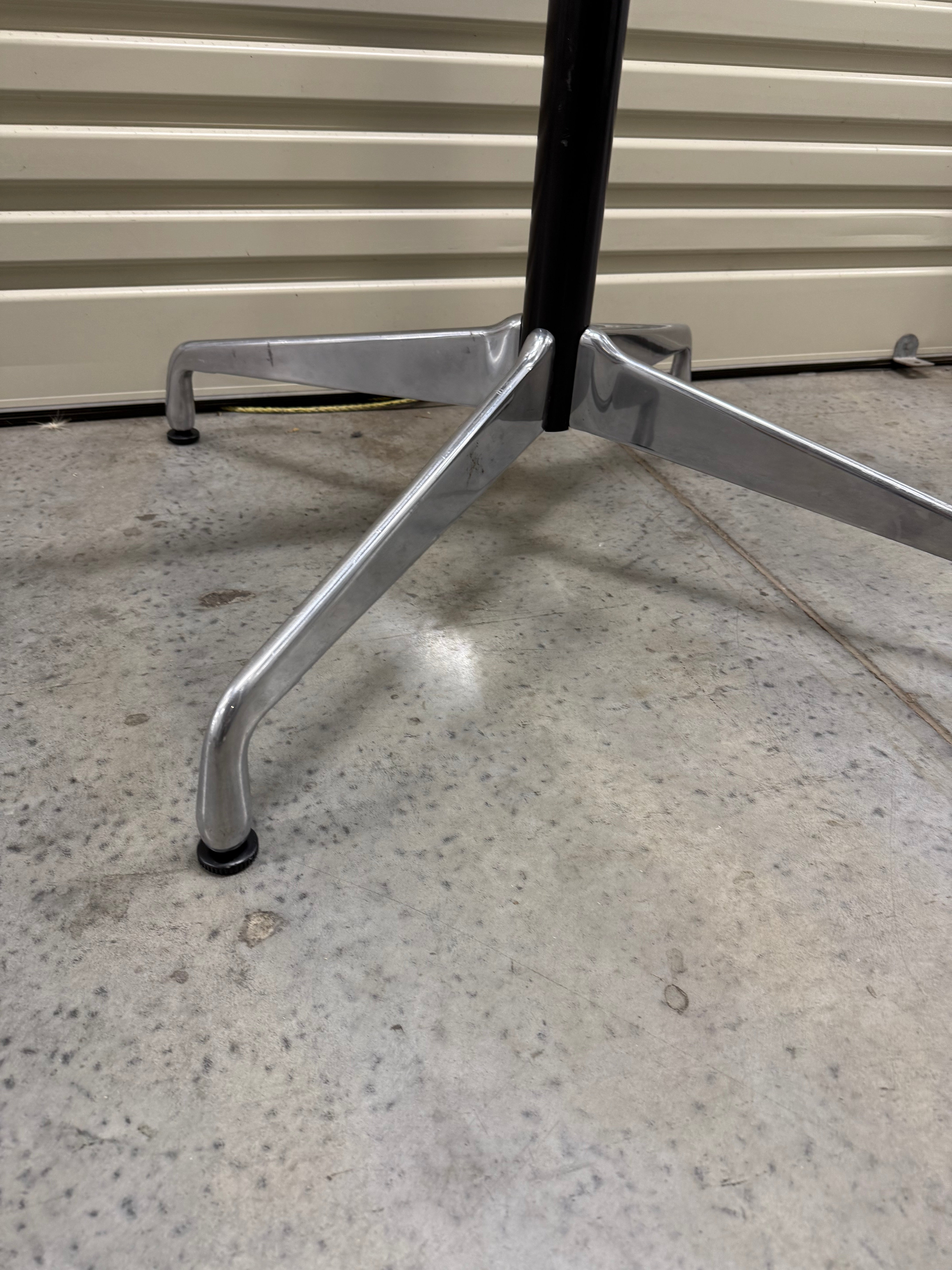 Eames Herman Miller Round Table – Universal Base