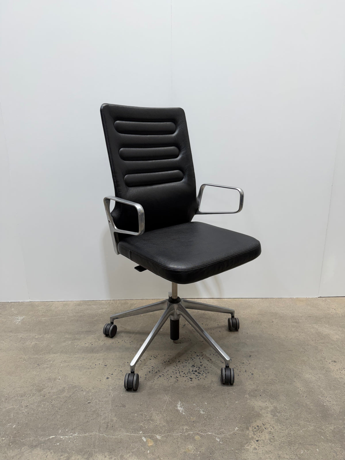 Vitra AC 4 Conference Chair by Antonio Citterio – Black Leather, Polished Aluminium – view 3 – pre-owned