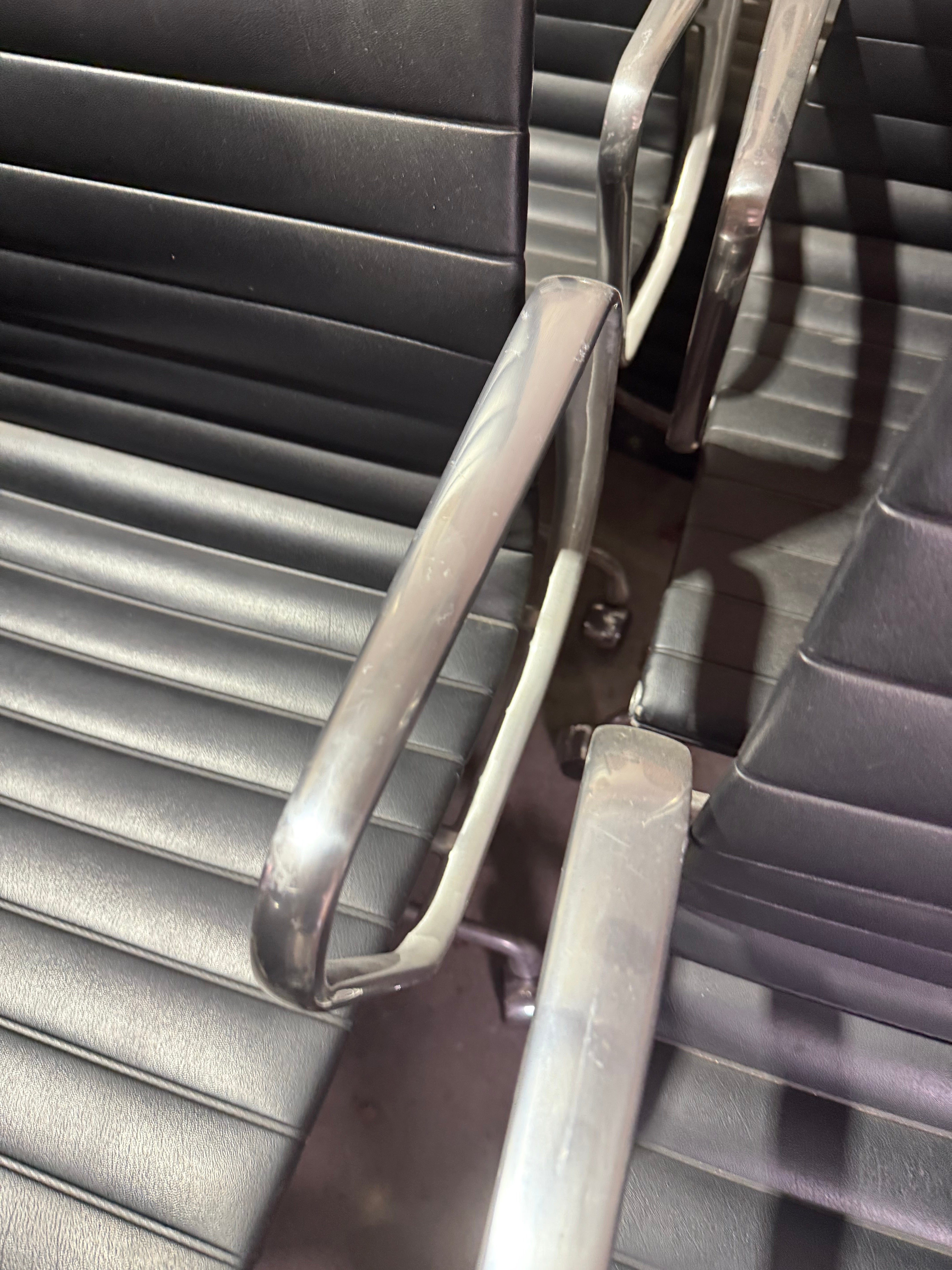 Eames EA 335 Leather Chair – Aluminium Group Management Armchair on Wheels by Herman Miller