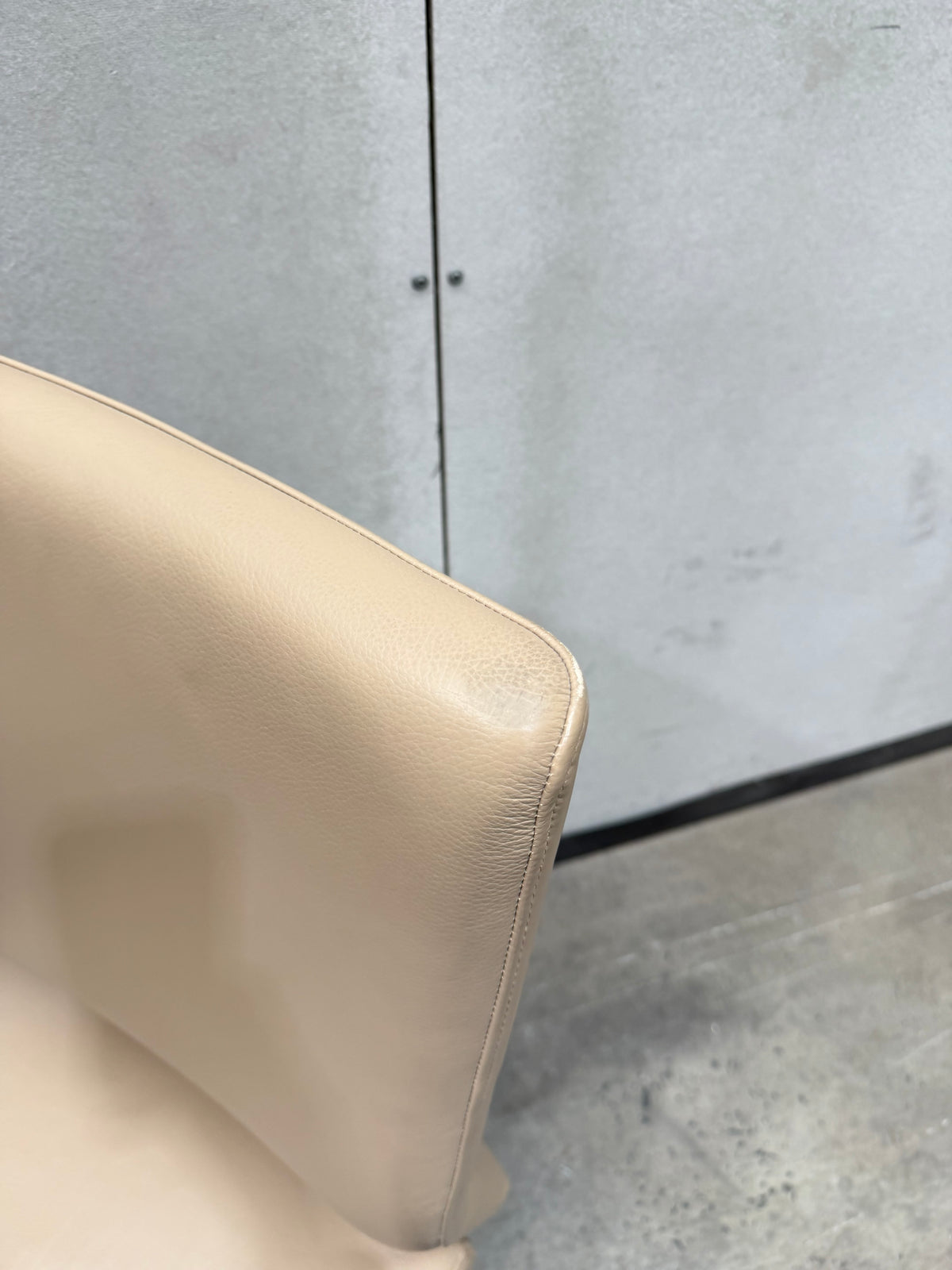 Zenith Invention Medium Back Executive Boardroom Meeting Chair – Beige