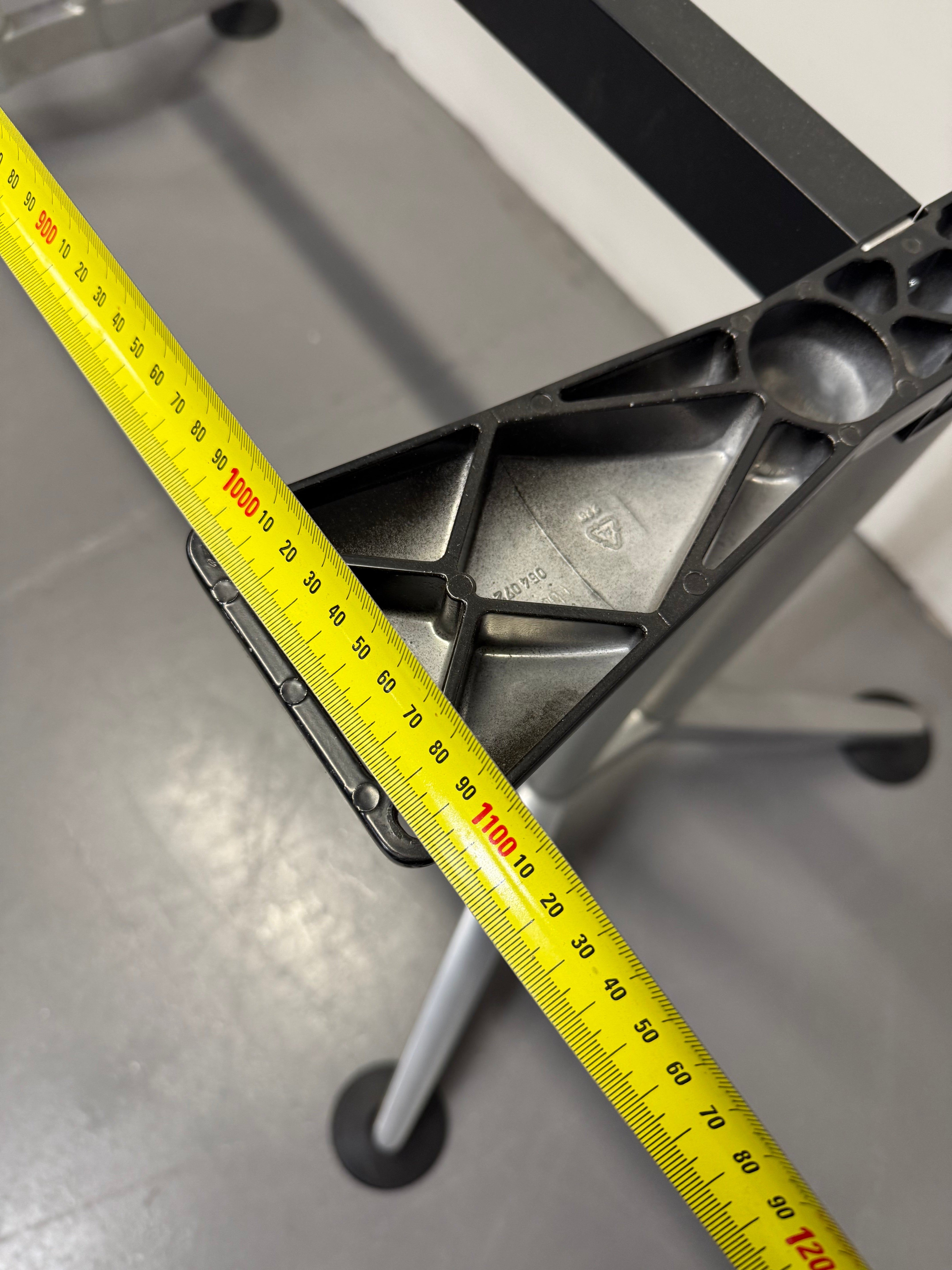 Wilkhahn Logon Table Base - Silver Frame