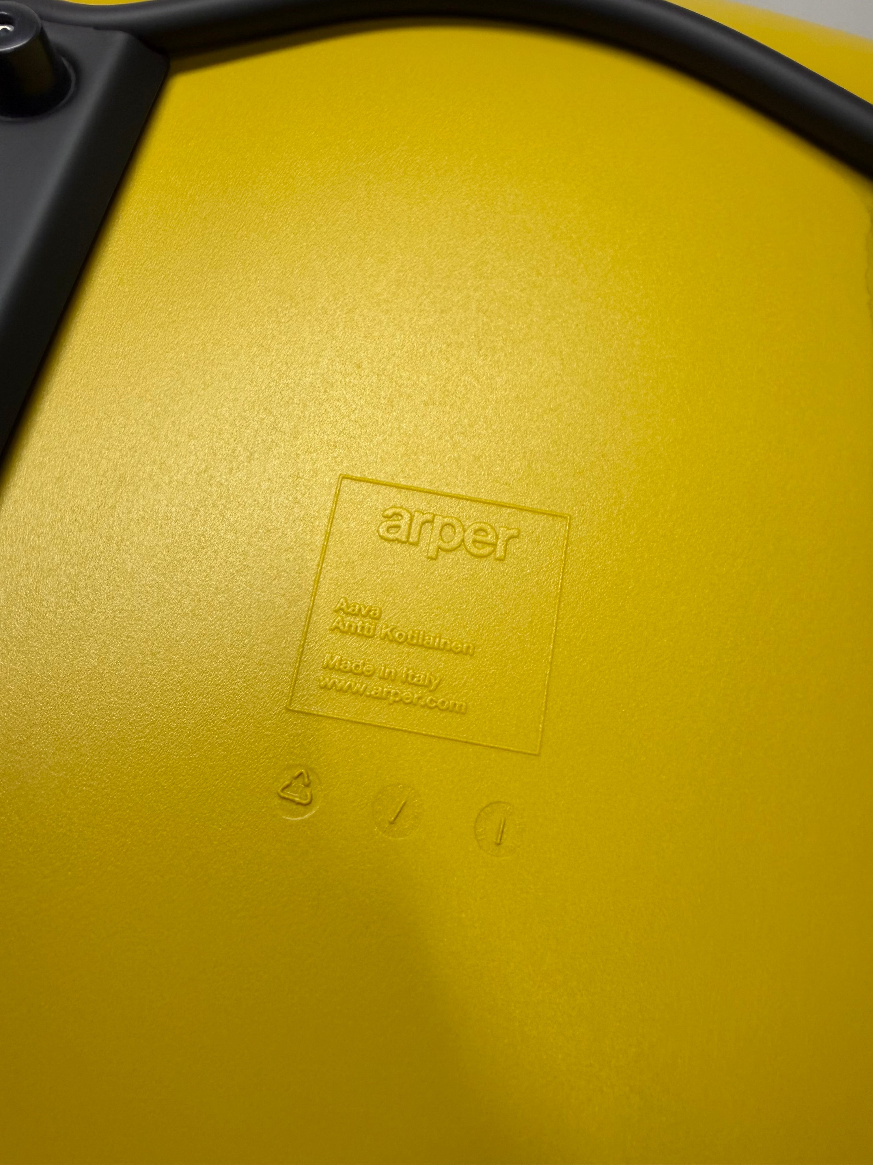 Aava 02 Sled Chair – Arper Yellow