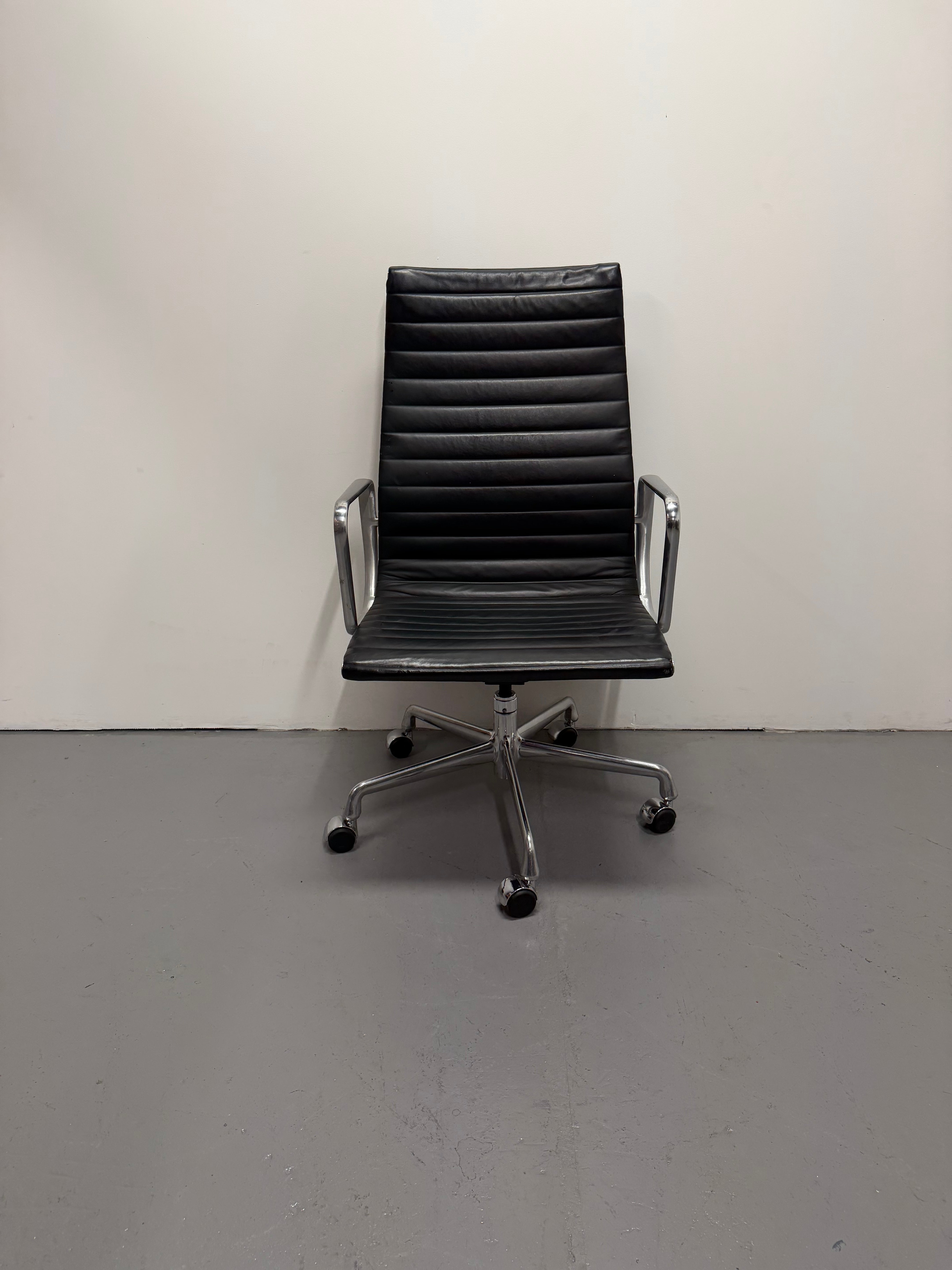 Eames Aluminum Group Executive Chair – High Back | Black Leather