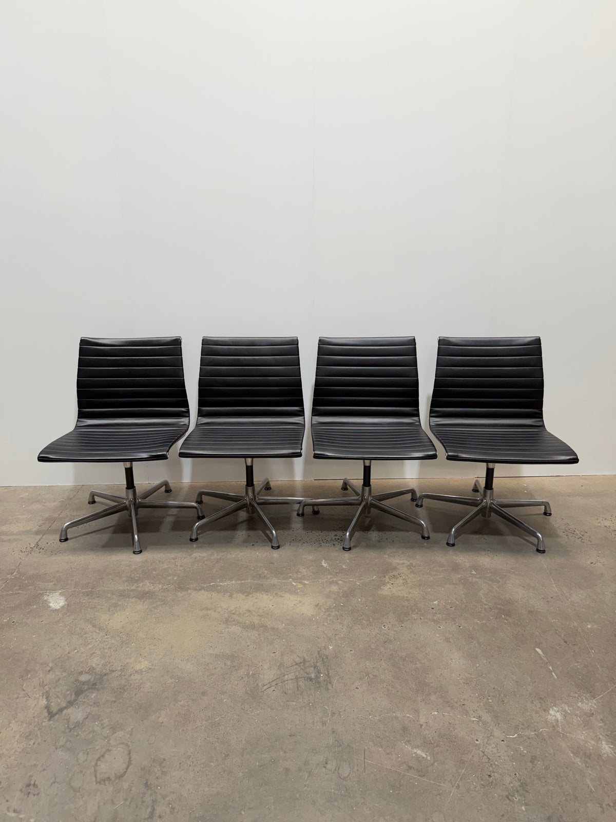 Herman Miller Eames Aluminium Group EA330 Side Chair – Black | Armless