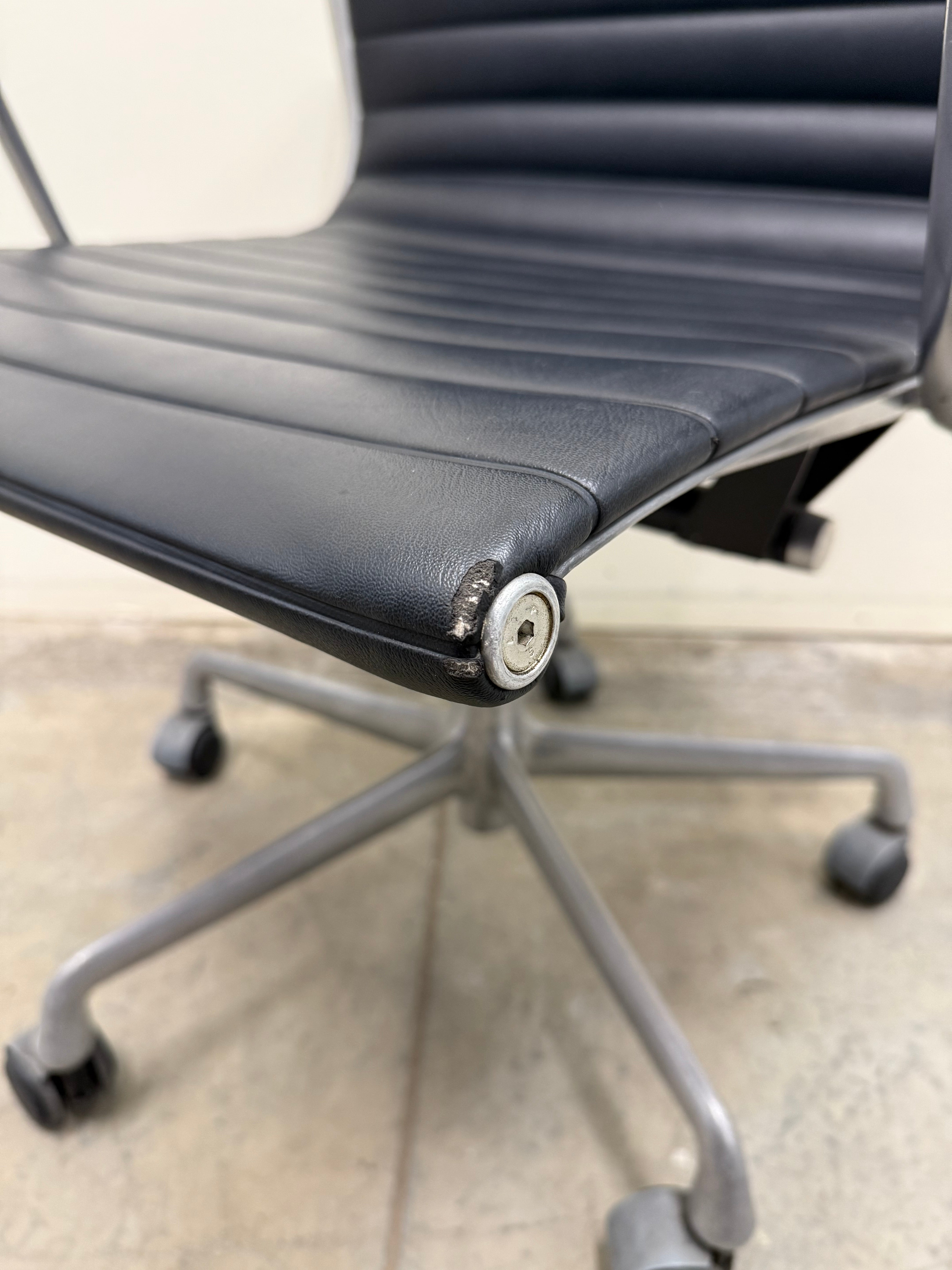Eames Aluminium Group Management Armchair – Black Leather / Aluminium Base
