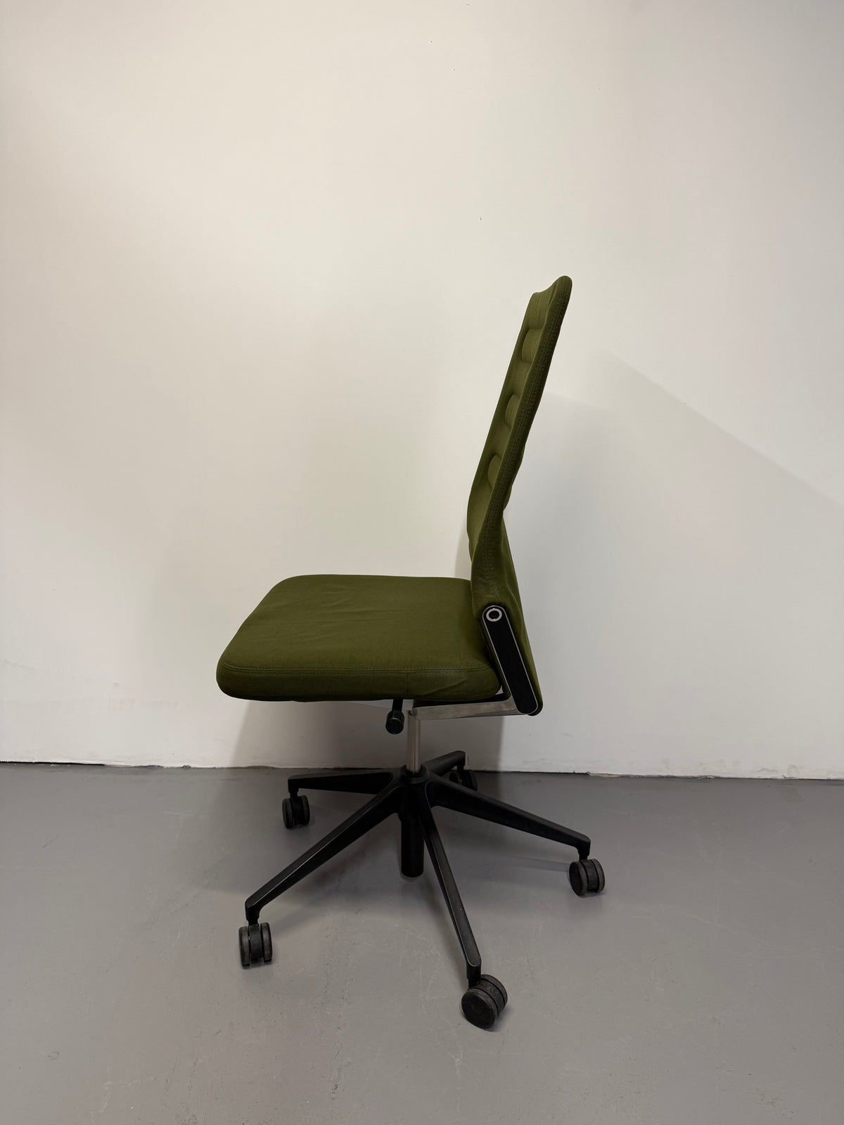 Vitra AC 4 Office Chair by Antonio Citterio – Forest Green / Dark Olive