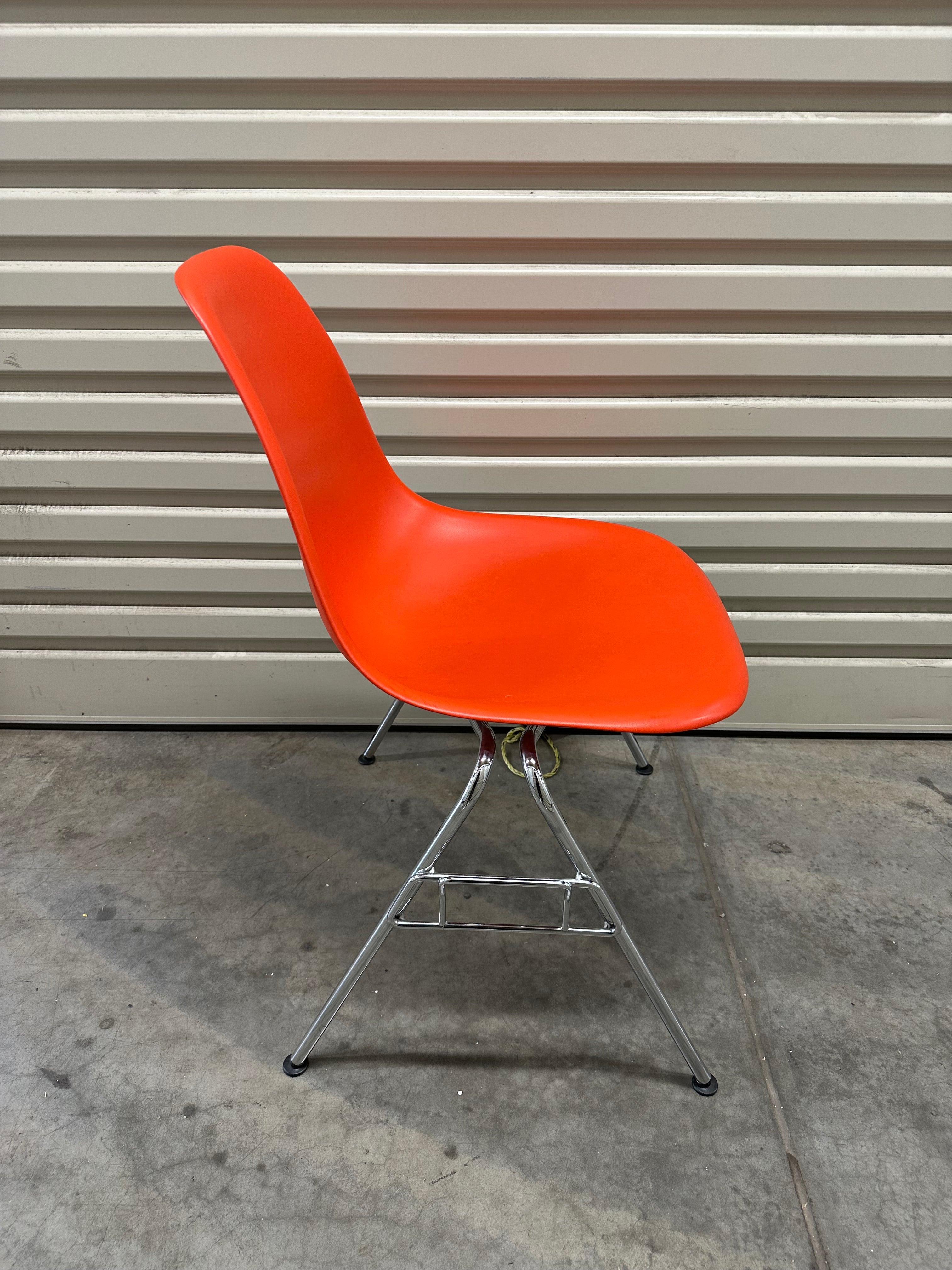 Original Eames Plastic Side Chair DSS RE – Chromed Base – Orange/Red